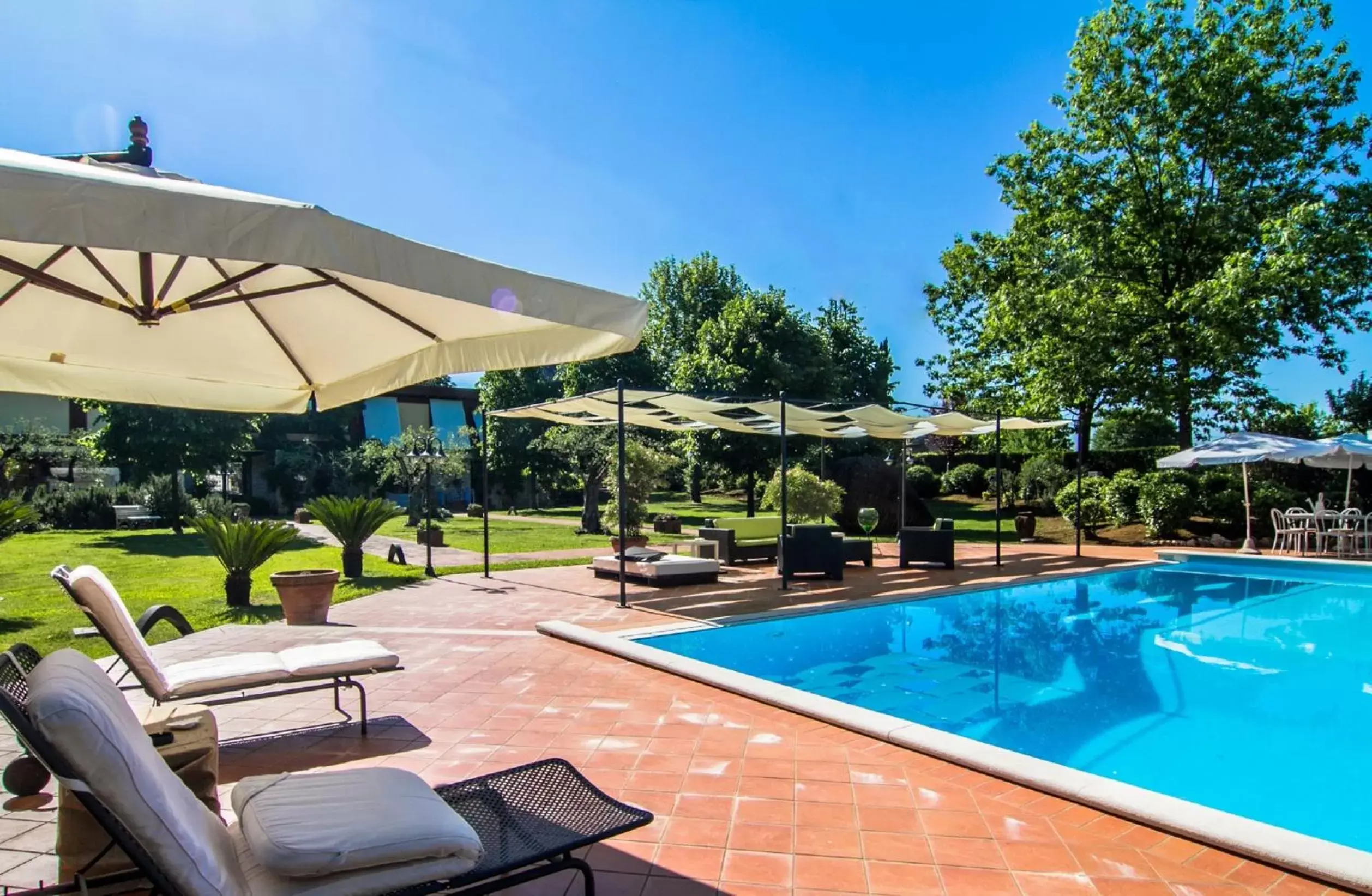 Swimming Pool in B&B Villa Sbaraglia