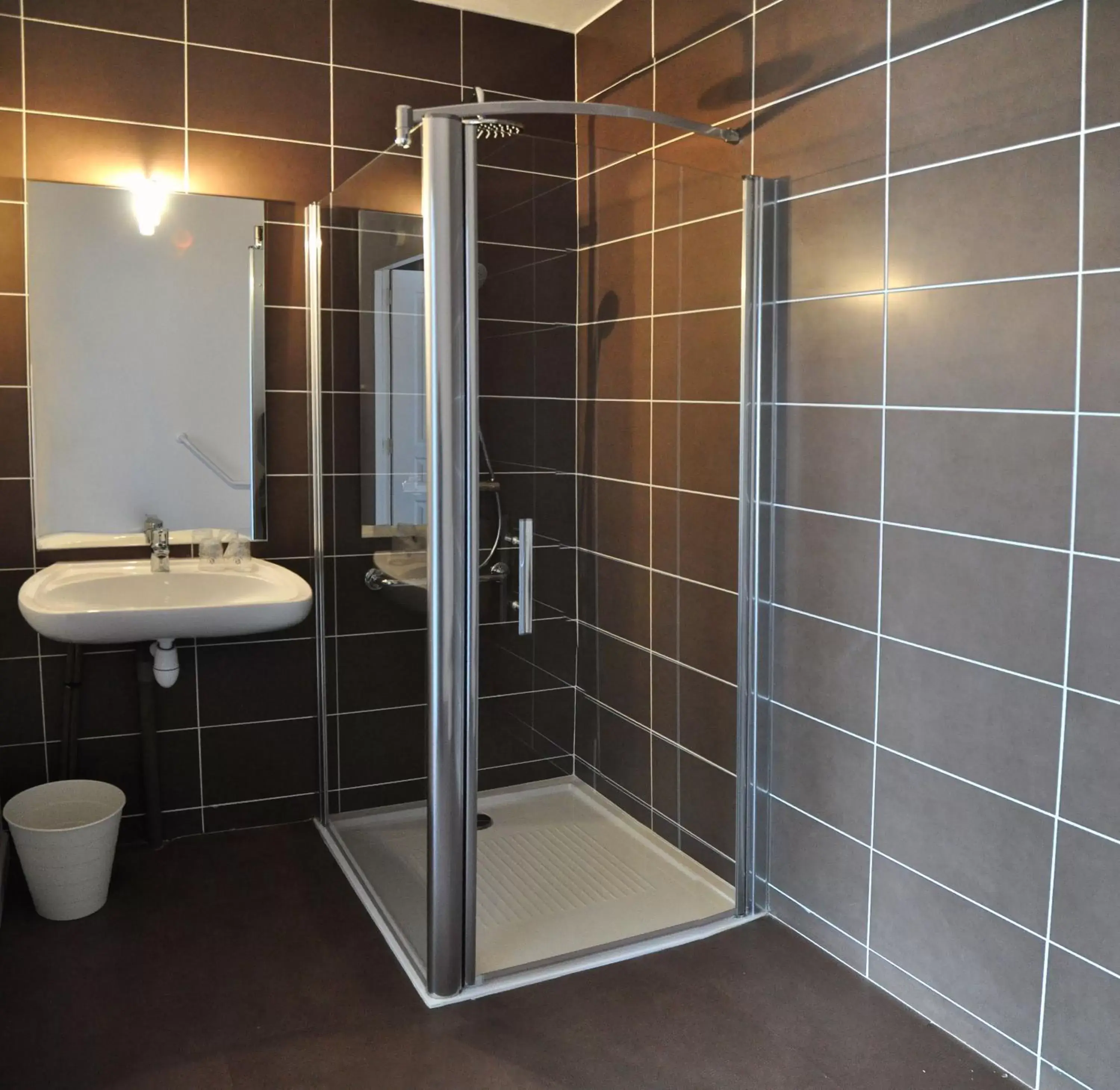 Bathroom in Golden Tulip Pornic Suites