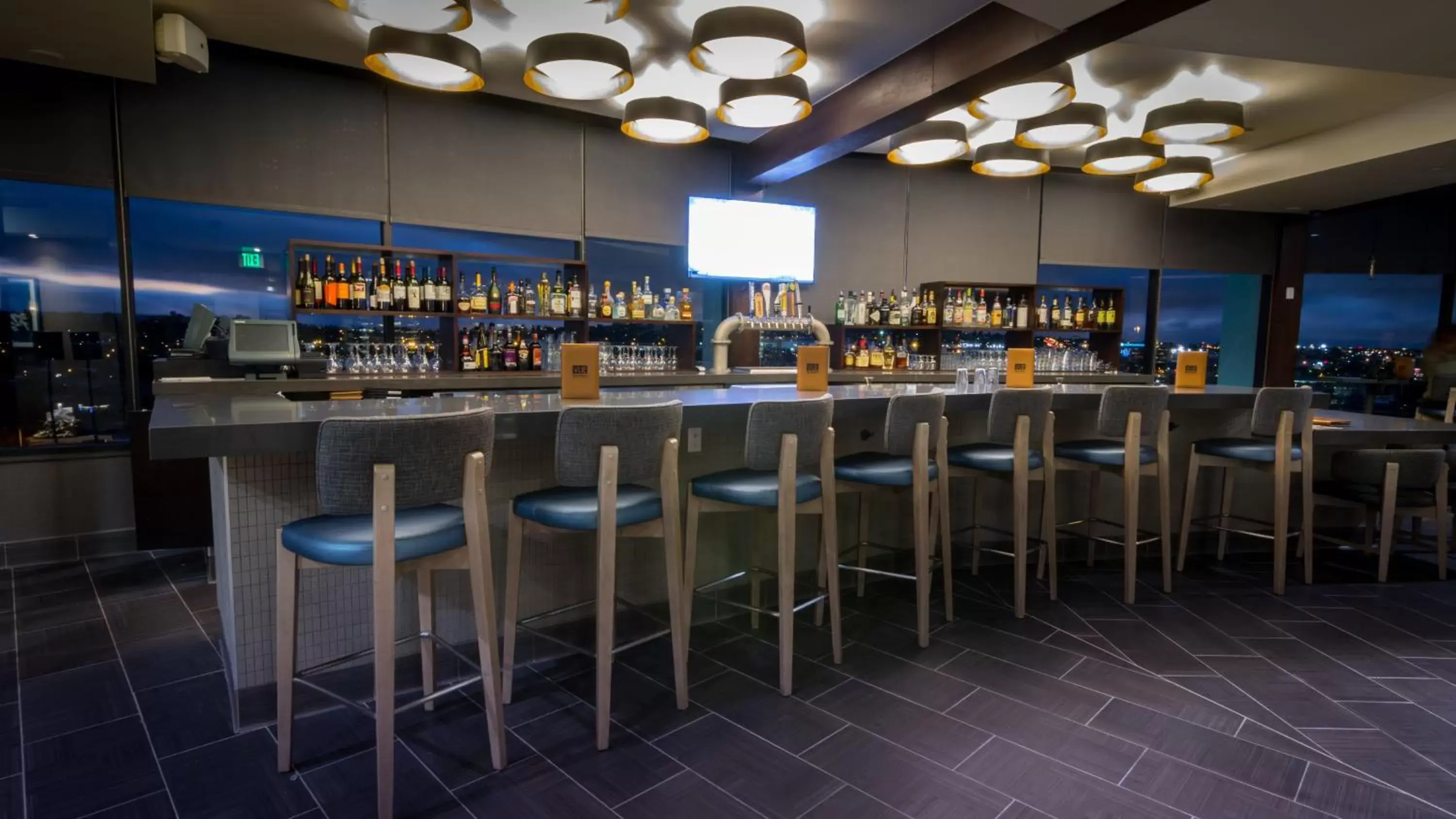 Lounge or bar, Lounge/Bar in Holiday Inn Long Beach - Airport, an IHG Hotel
