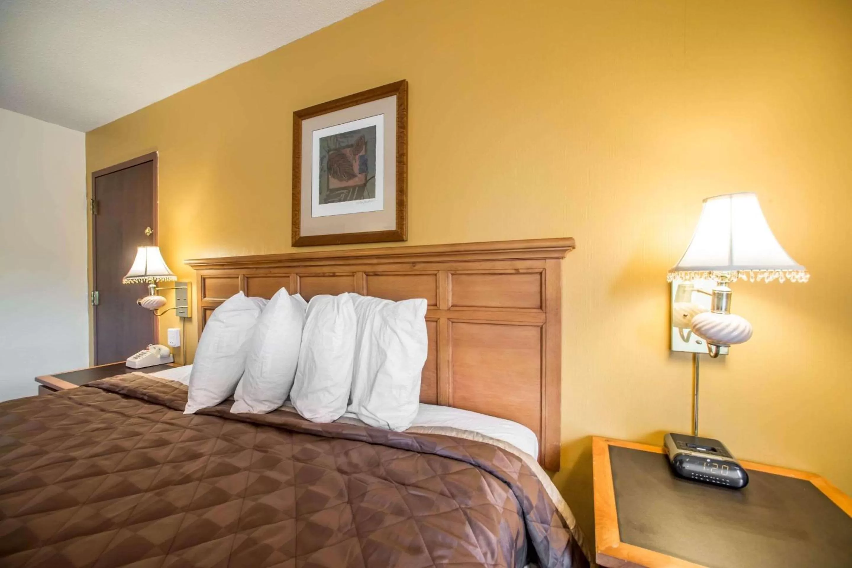 Photo of the whole room in Econo Lodge Marion