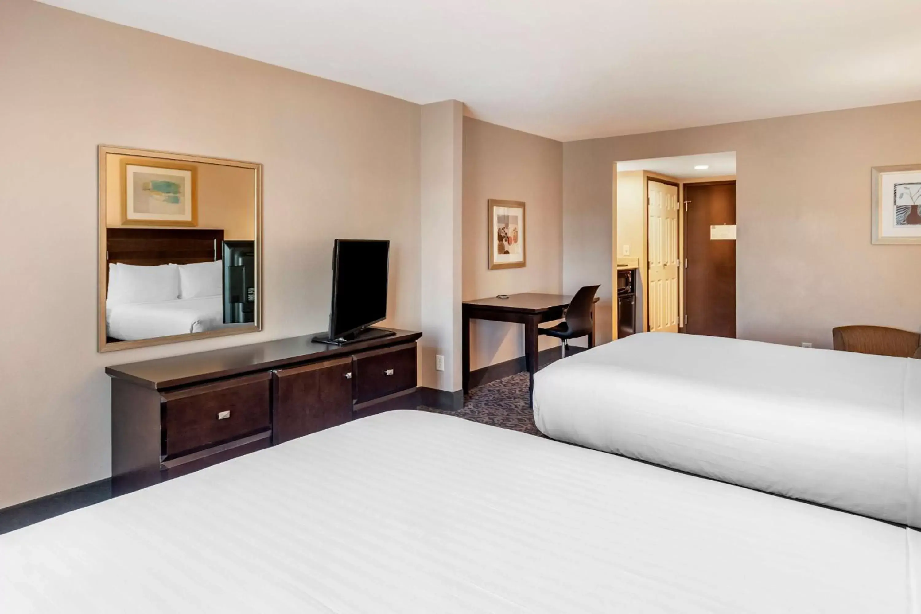 Photo of the whole room, Bed in Best Western Plus Las Vegas South Henderson