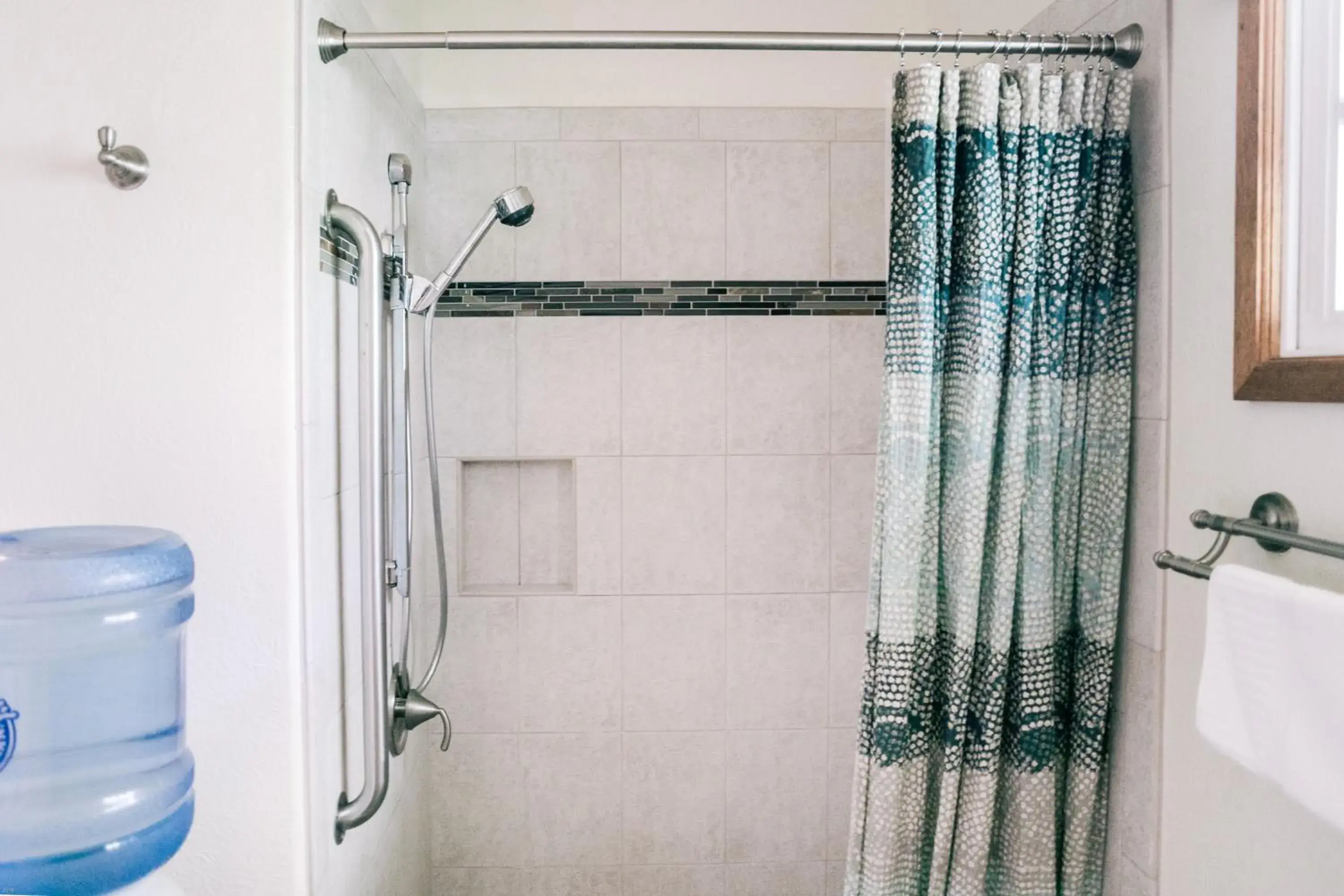 Shower, Bathroom in Kilauea Lodge and Restaurant