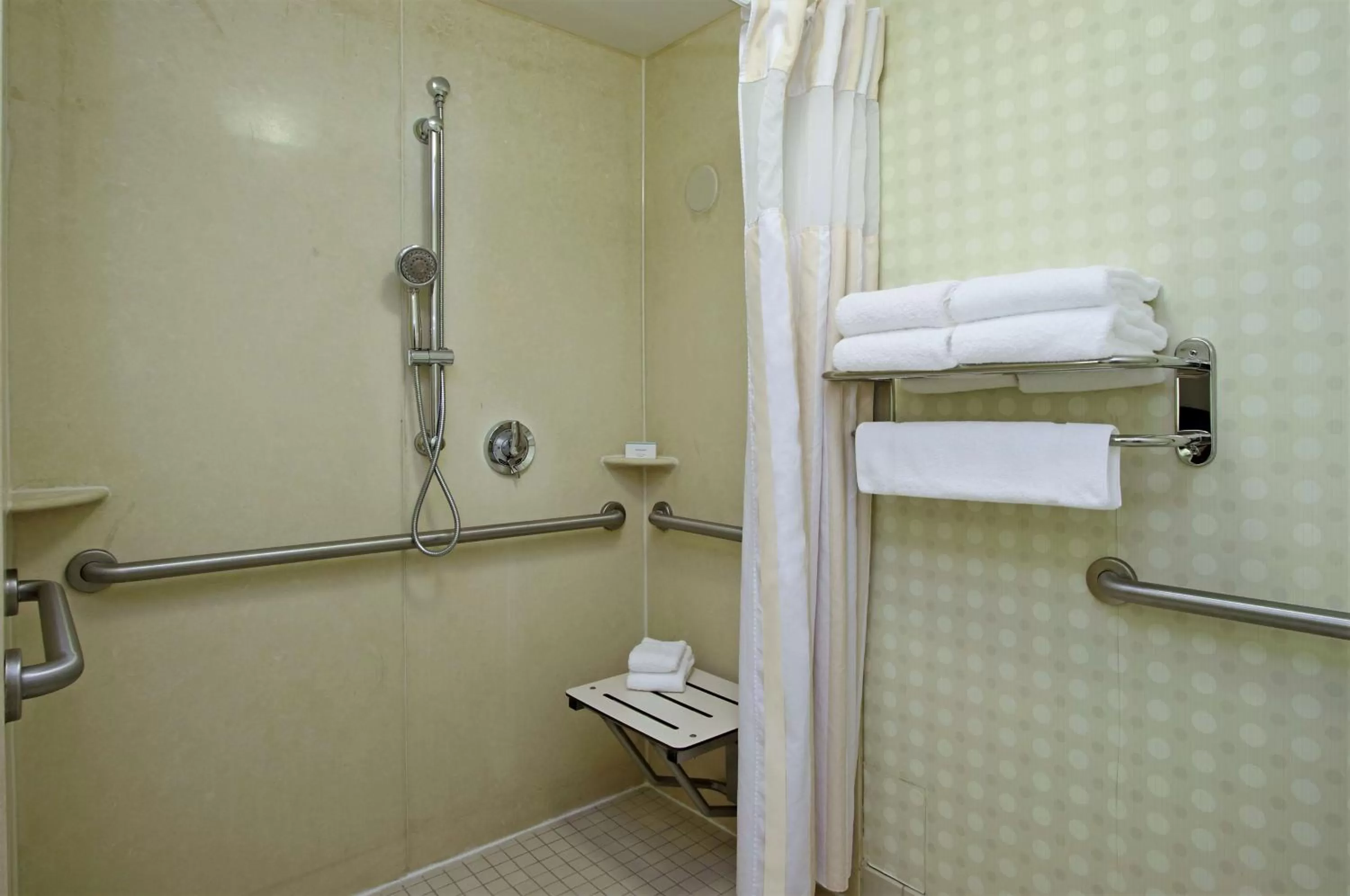 Bathroom in Hilton Garden Inn Sonoma County Airport