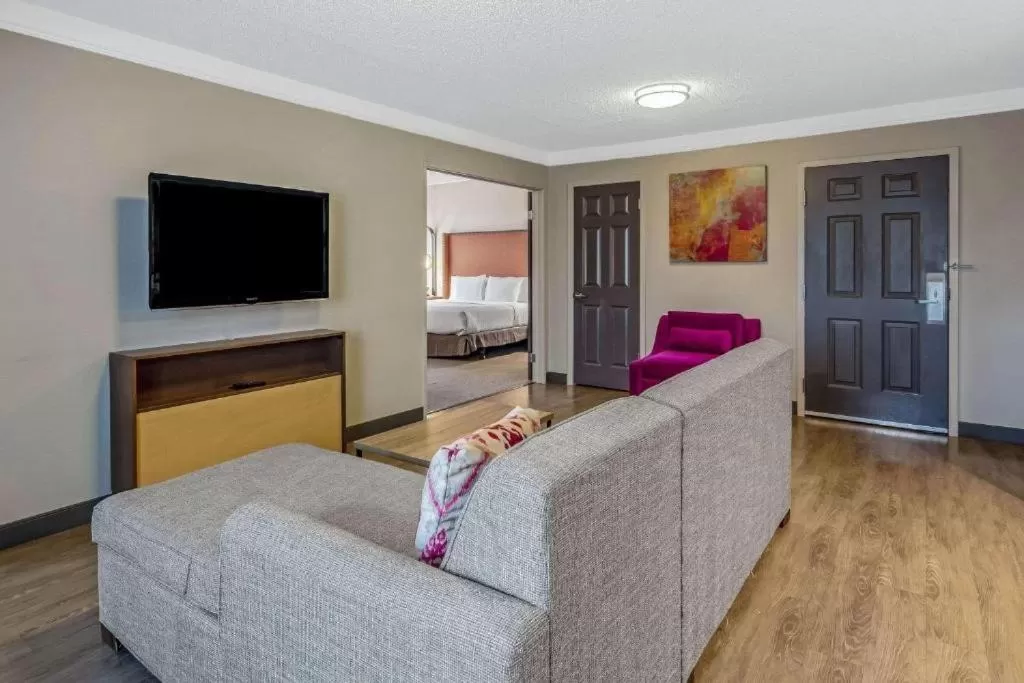 Seating area, Bed in La Quinta by Wyndham San Francisco Airport North - Free Airport Shuttle