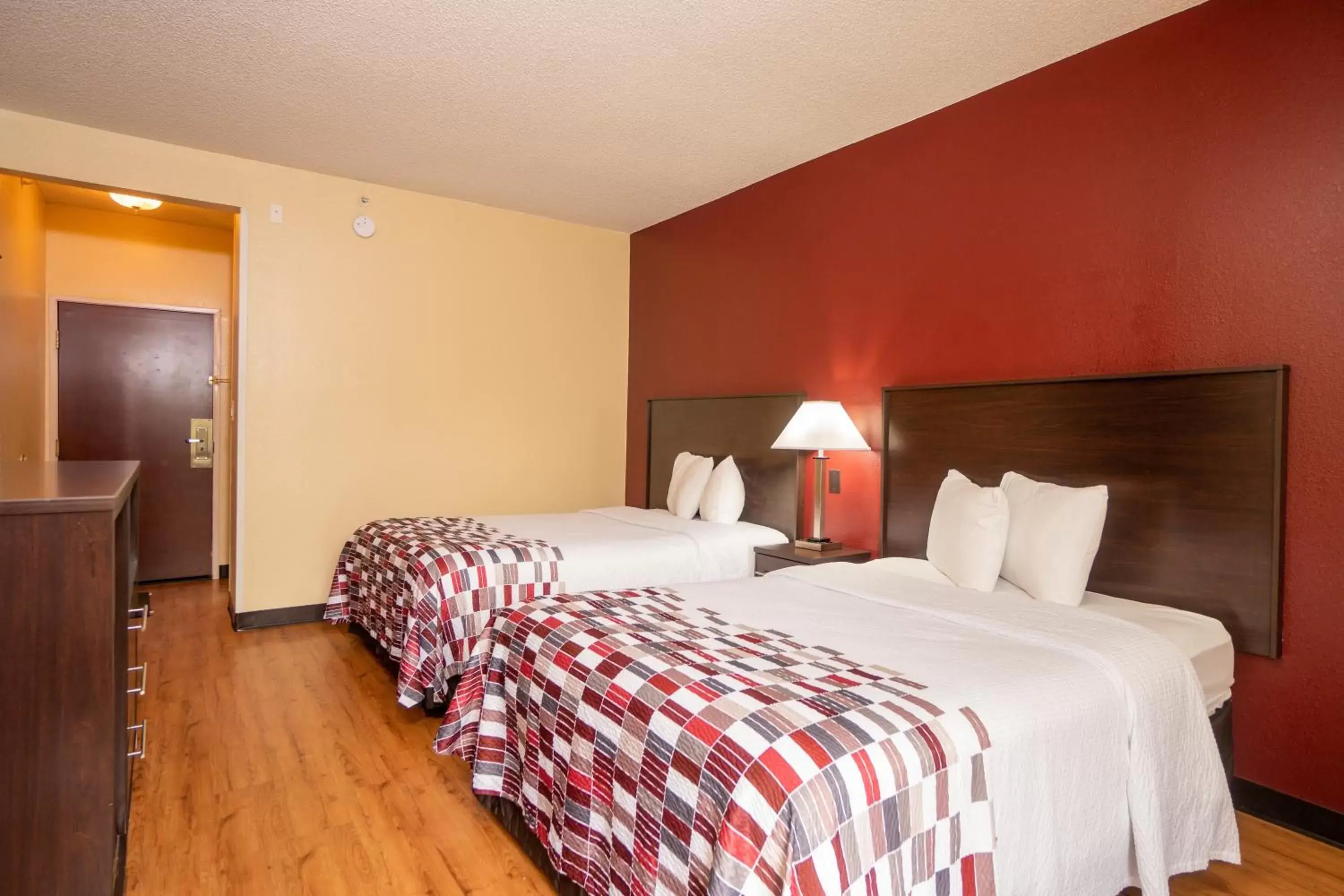 Photo of the whole room, Bed in Red Roof Inn & Suites Indianapolis Airport