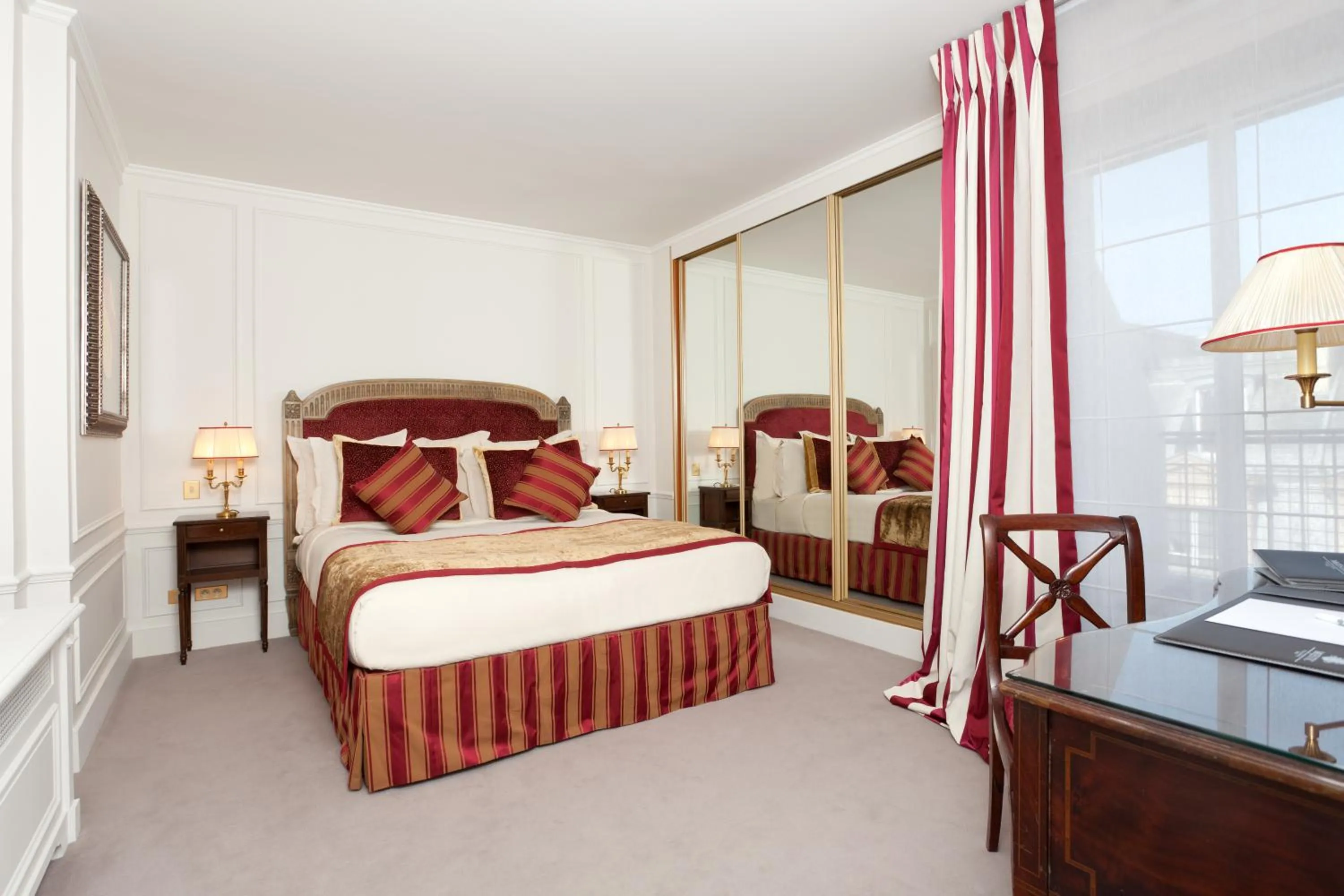 Bedroom, Bed in Majestic Hotel Spa - Champs Elysées