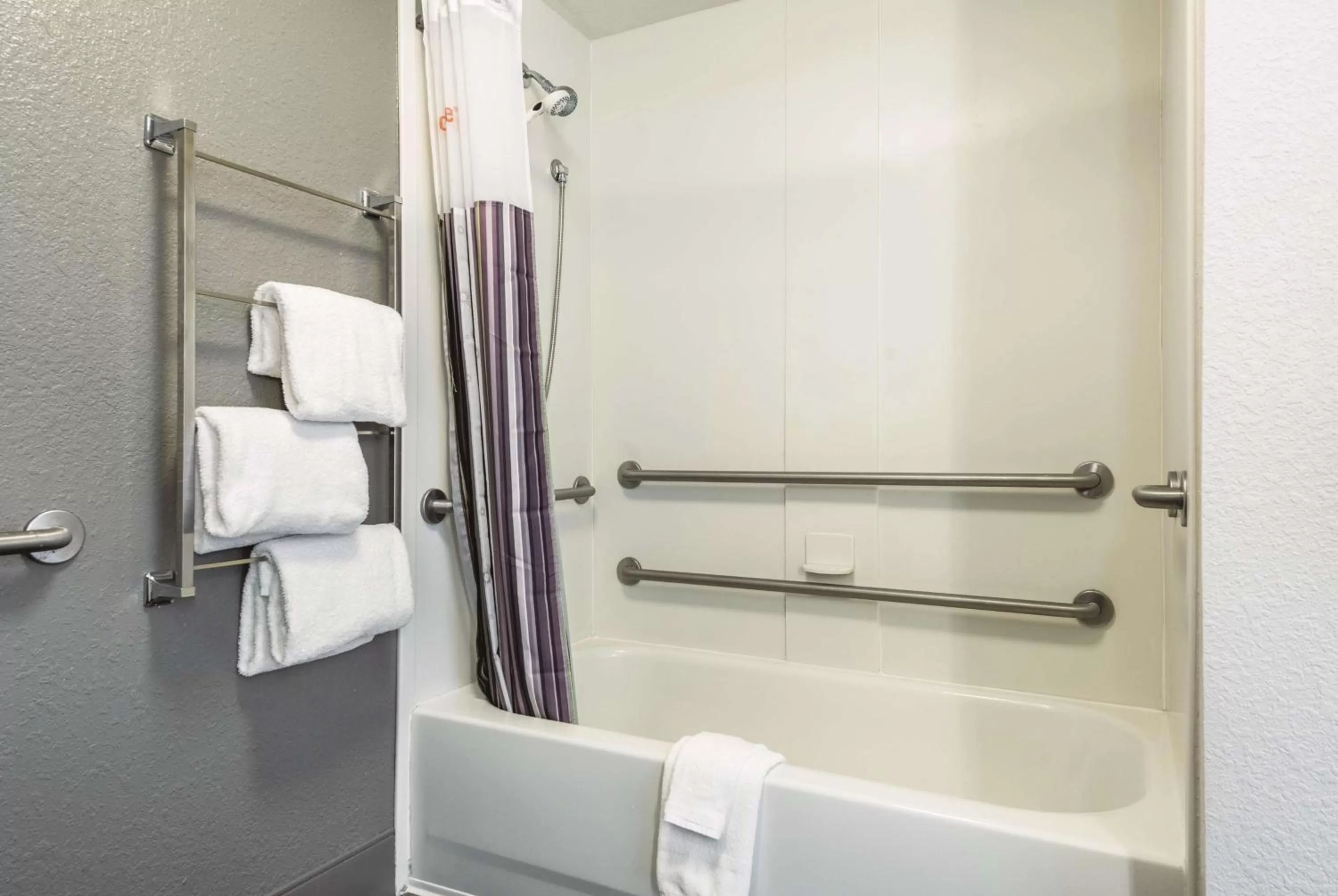 Photo of the whole room in La Quinta by Wyndham Orlando Lake Mary