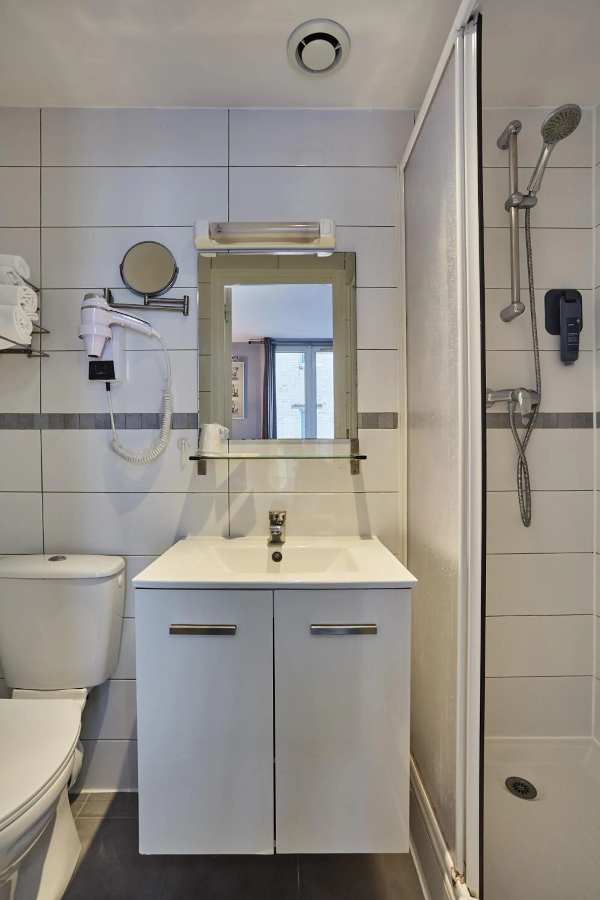 Bathroom in Hipotel Paris Buttes Chaumont