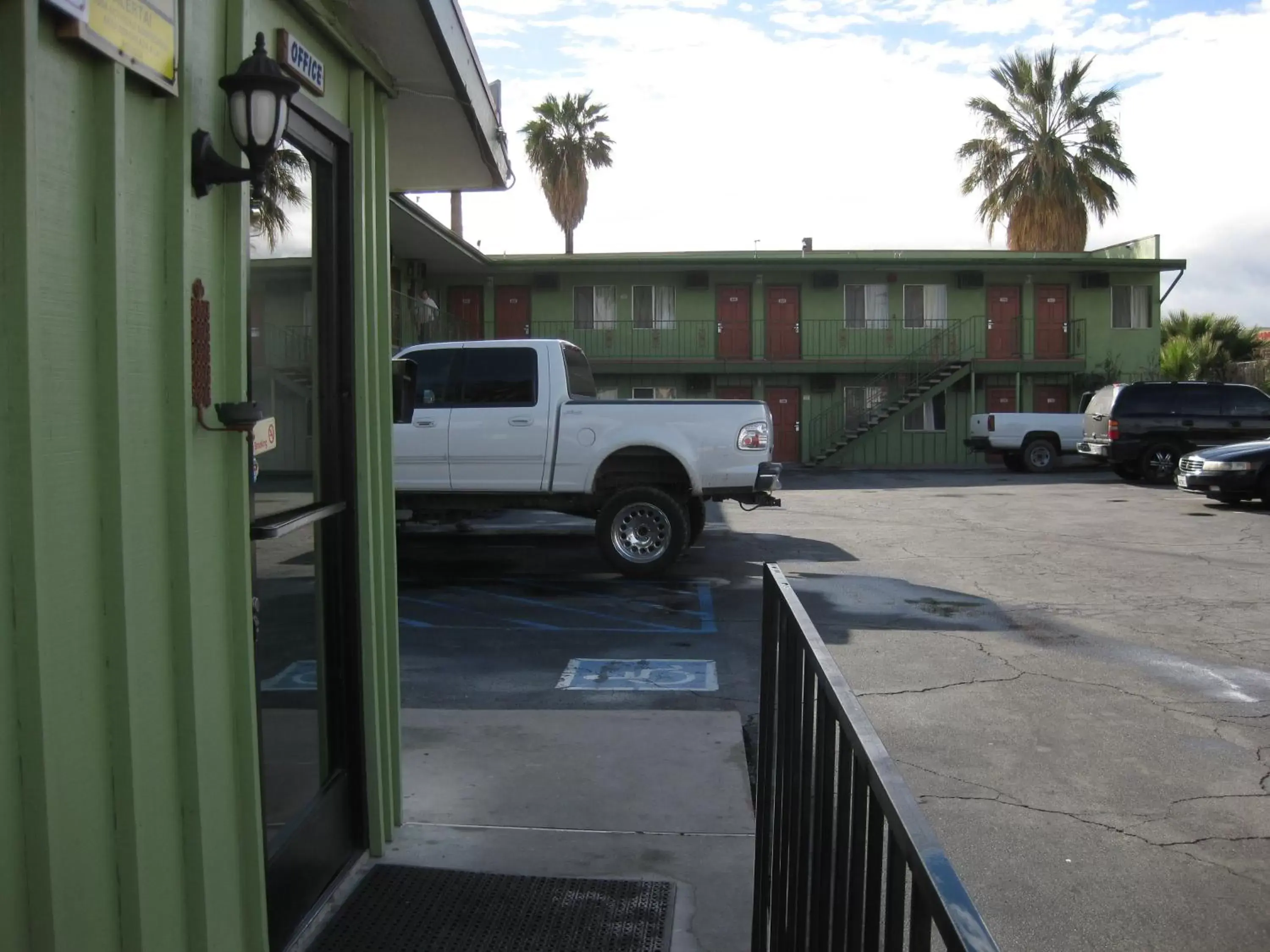 Facade/entrance in Sunshine Motel