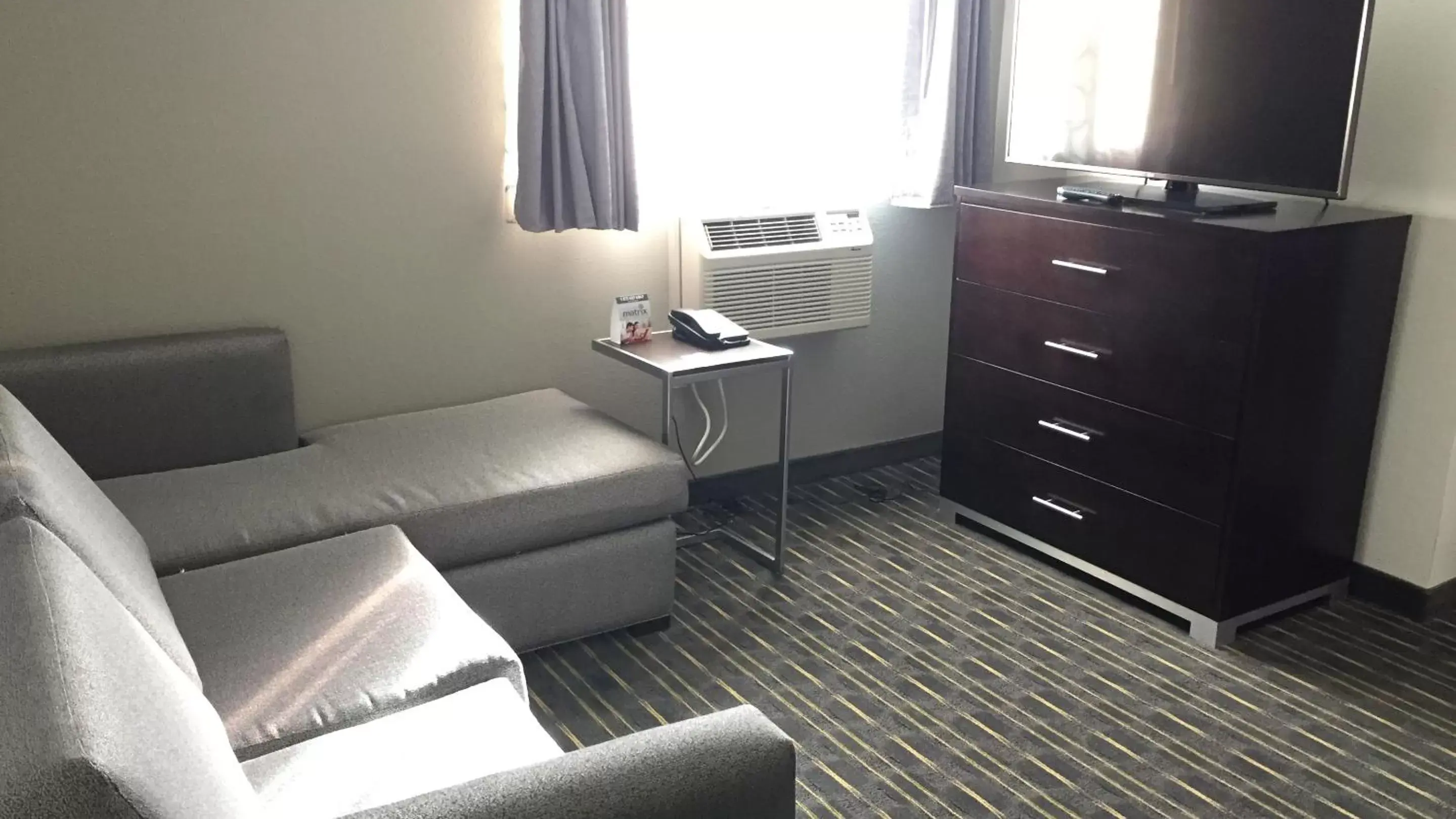 TV and multimedia, Seating Area in Comfort Inn & Suites Tigard near Washington Square