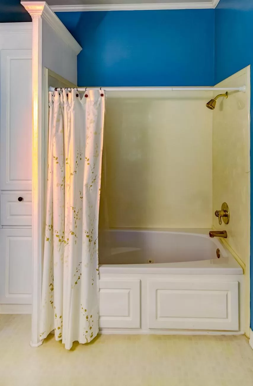 Bathroom in Steele Cottage