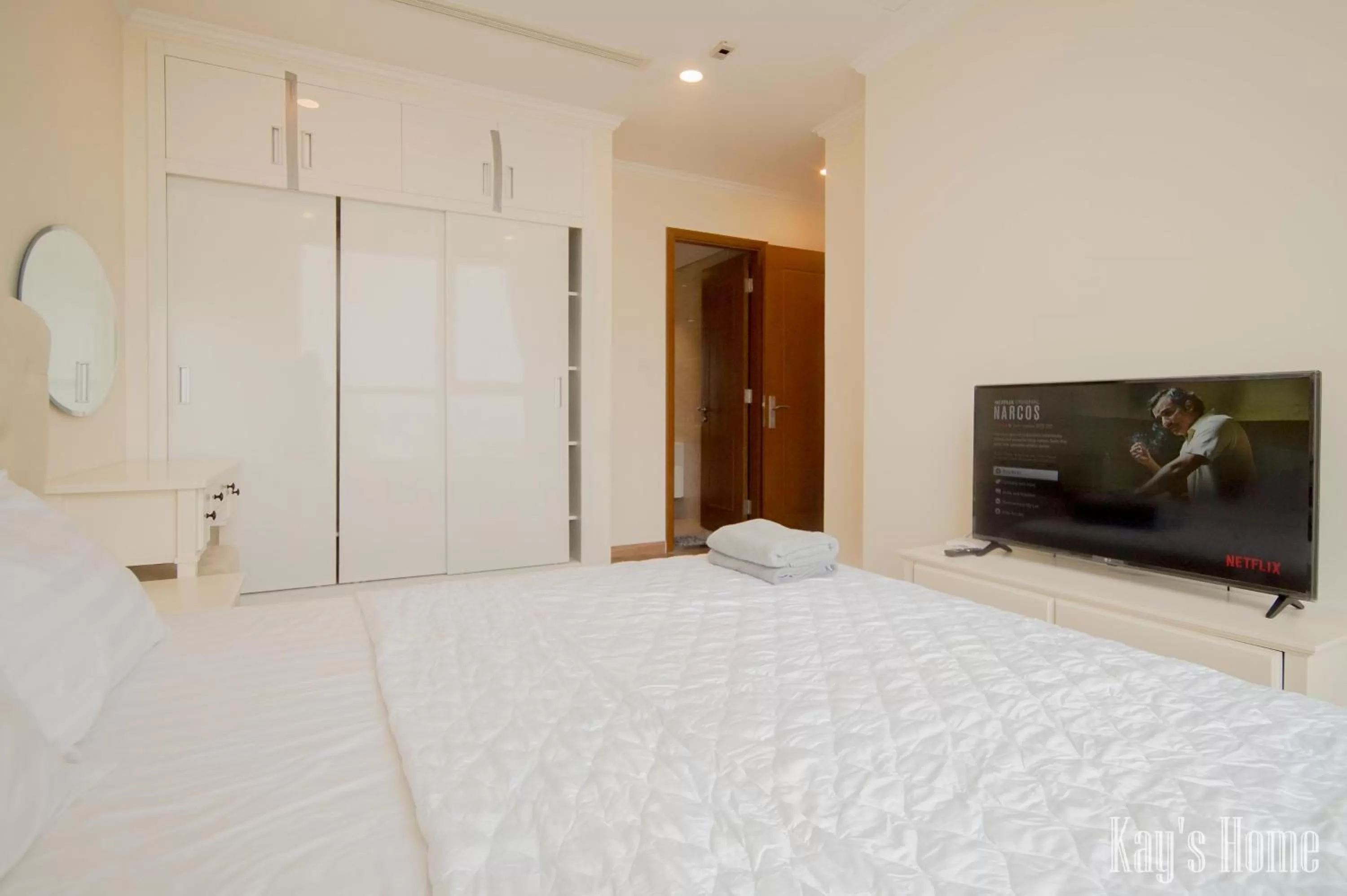 TV and multimedia, Bed in Vinhomes Central Park-Nice Homes