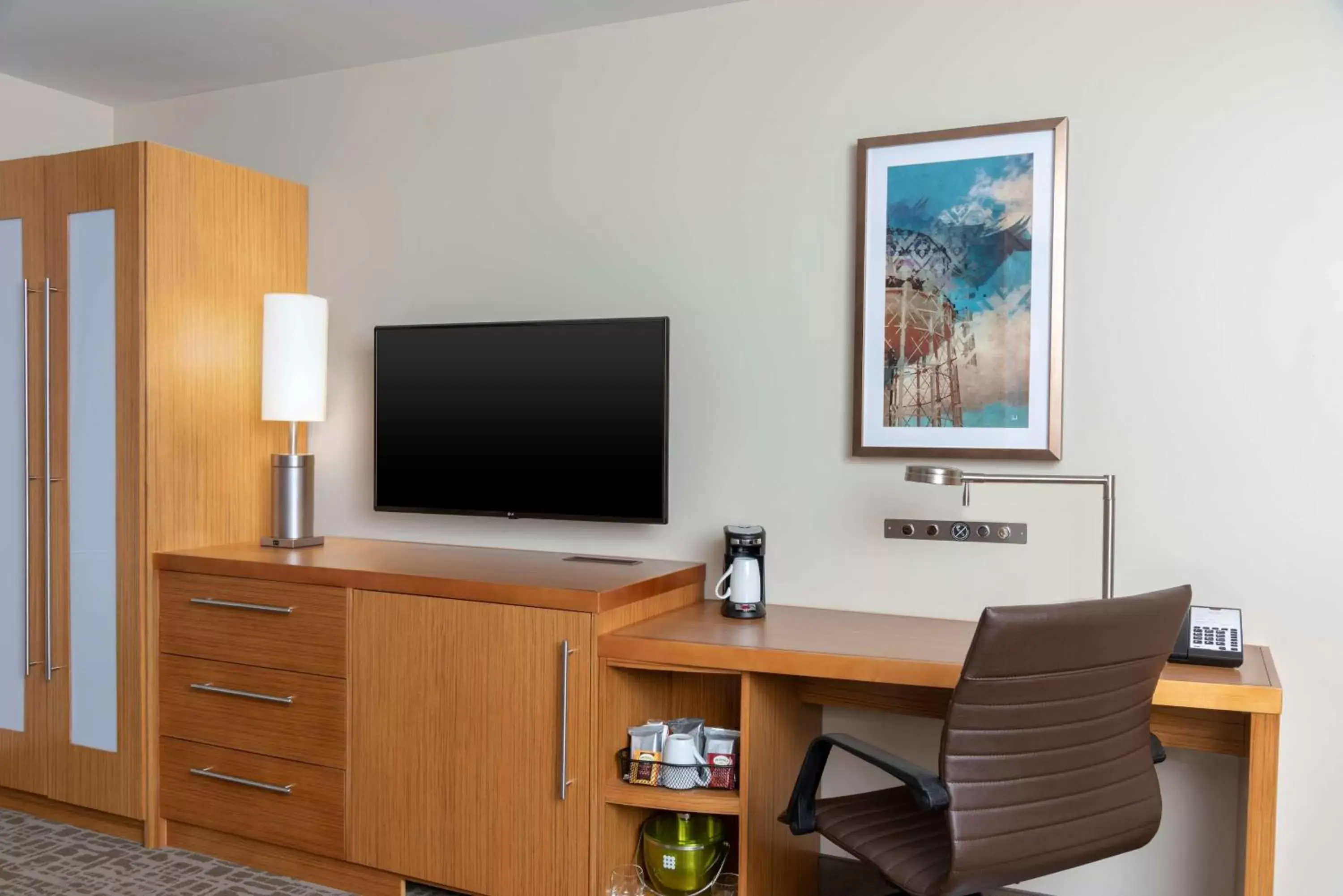 Photo of the whole room, TV/Entertainment Center in Hyatt Place Detroit/Royal Oak