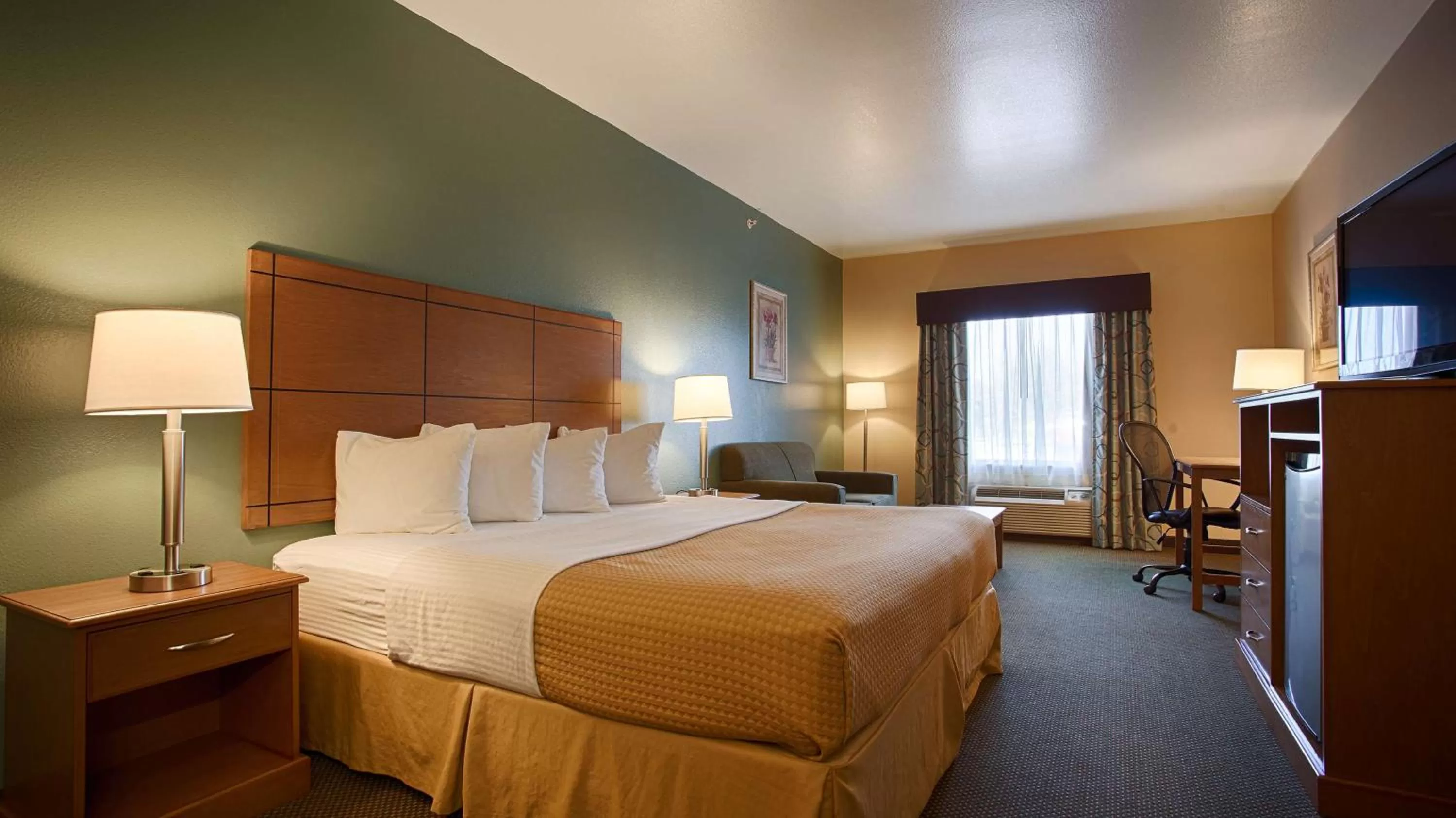 Photo of the whole room in Quality Inn Perryton