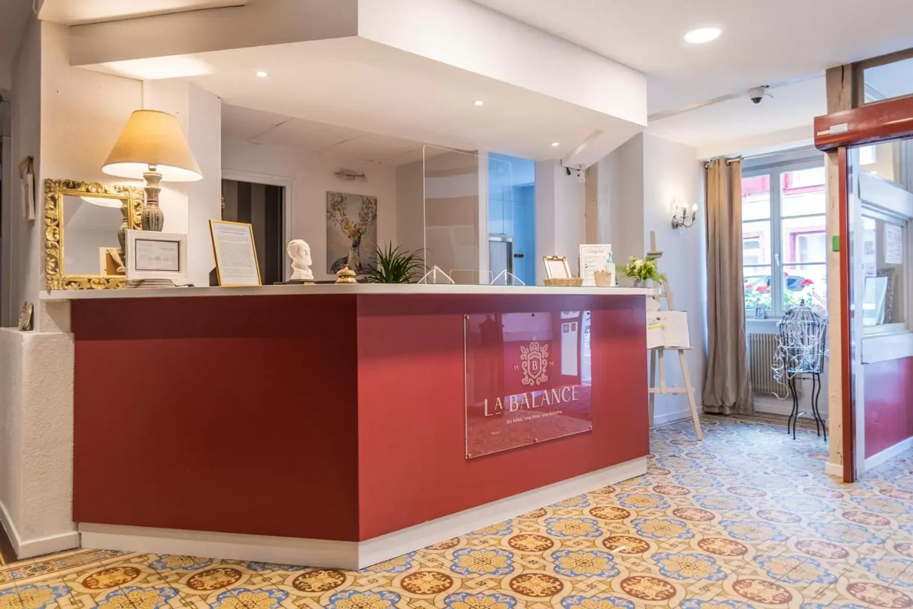 Lobby or reception in The Originals Boutique, Hôtel de la Balance, Montbéliard Lobby or reception in The Originals Boutique, Hôtel de la Balance, Montbéliard