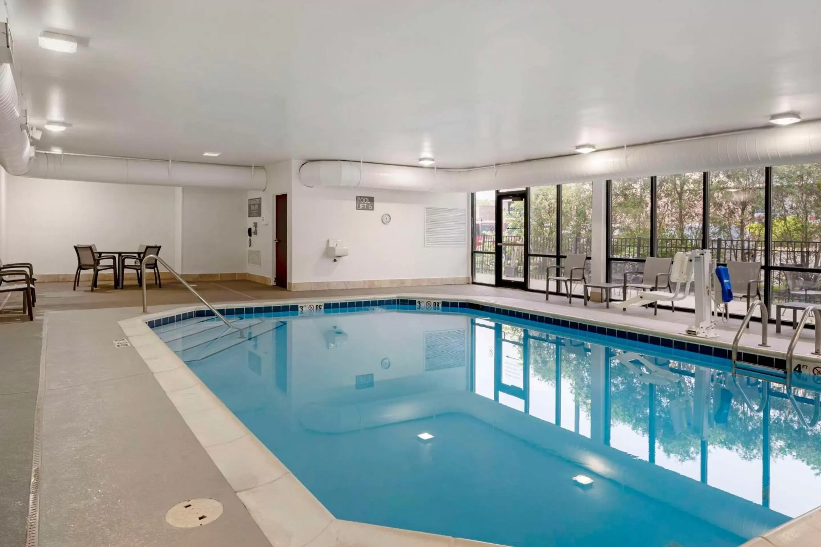 Swimming Pool in Comfort Suites Elgin