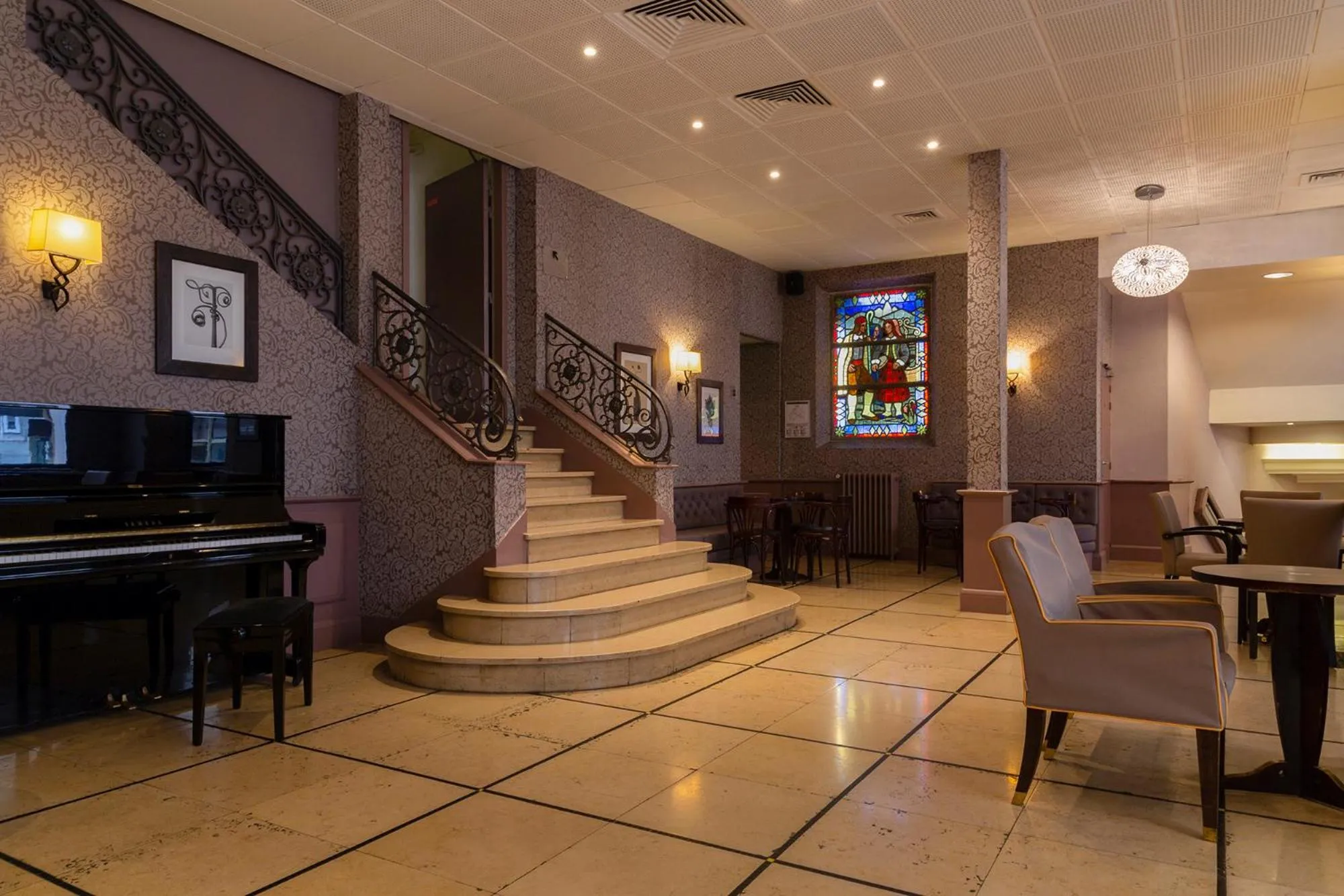 Communal lounge/ TV room in The Originals City, Hôtel Astoria Vatican, Lourdes