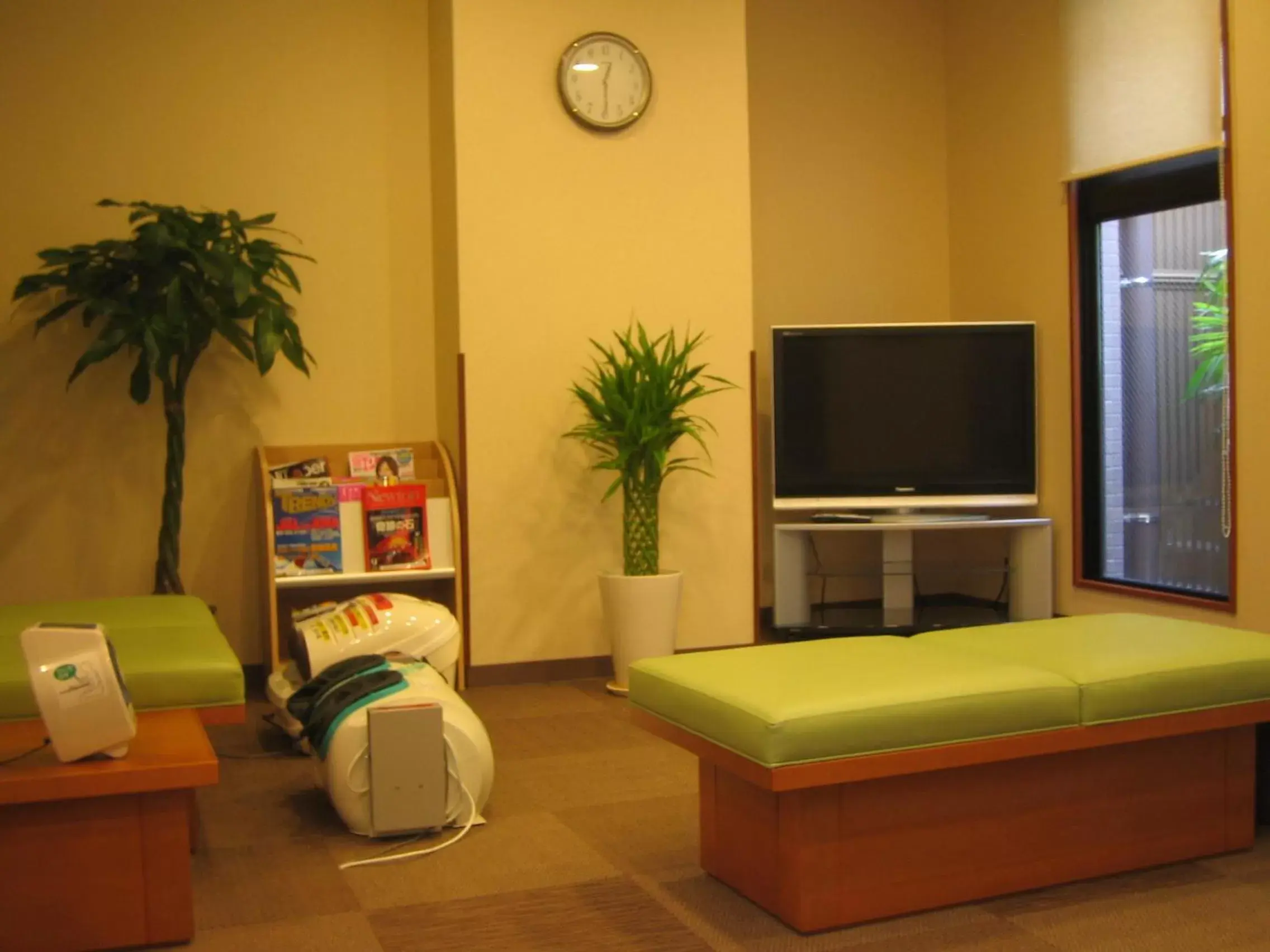 Living room, TV/Entertainment Center in Hotel Route-Inn Kitakyushu-Wakamatsu Ekihigashi