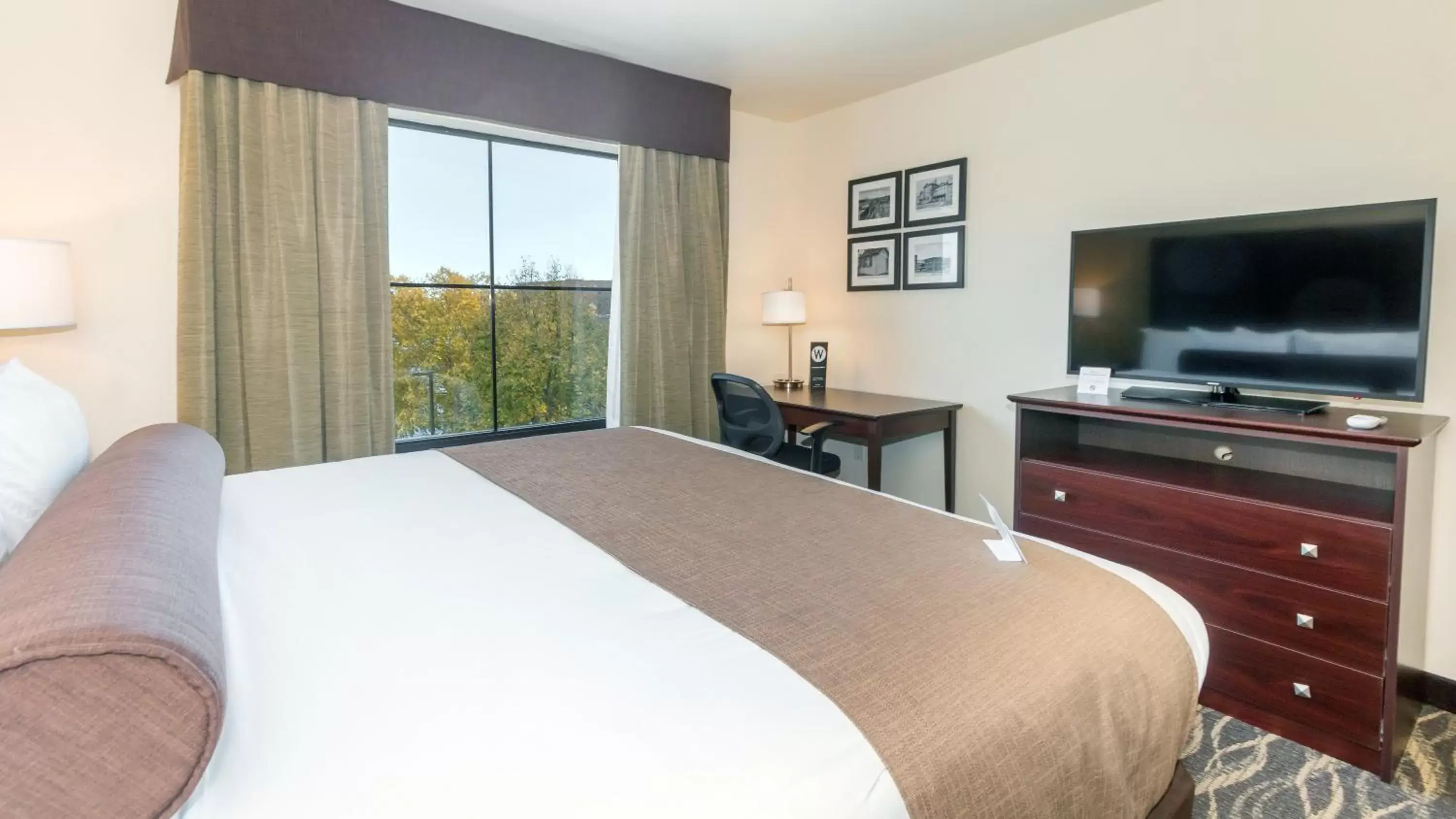 Bed in Cobblestone Hotel & Suites - Janesville