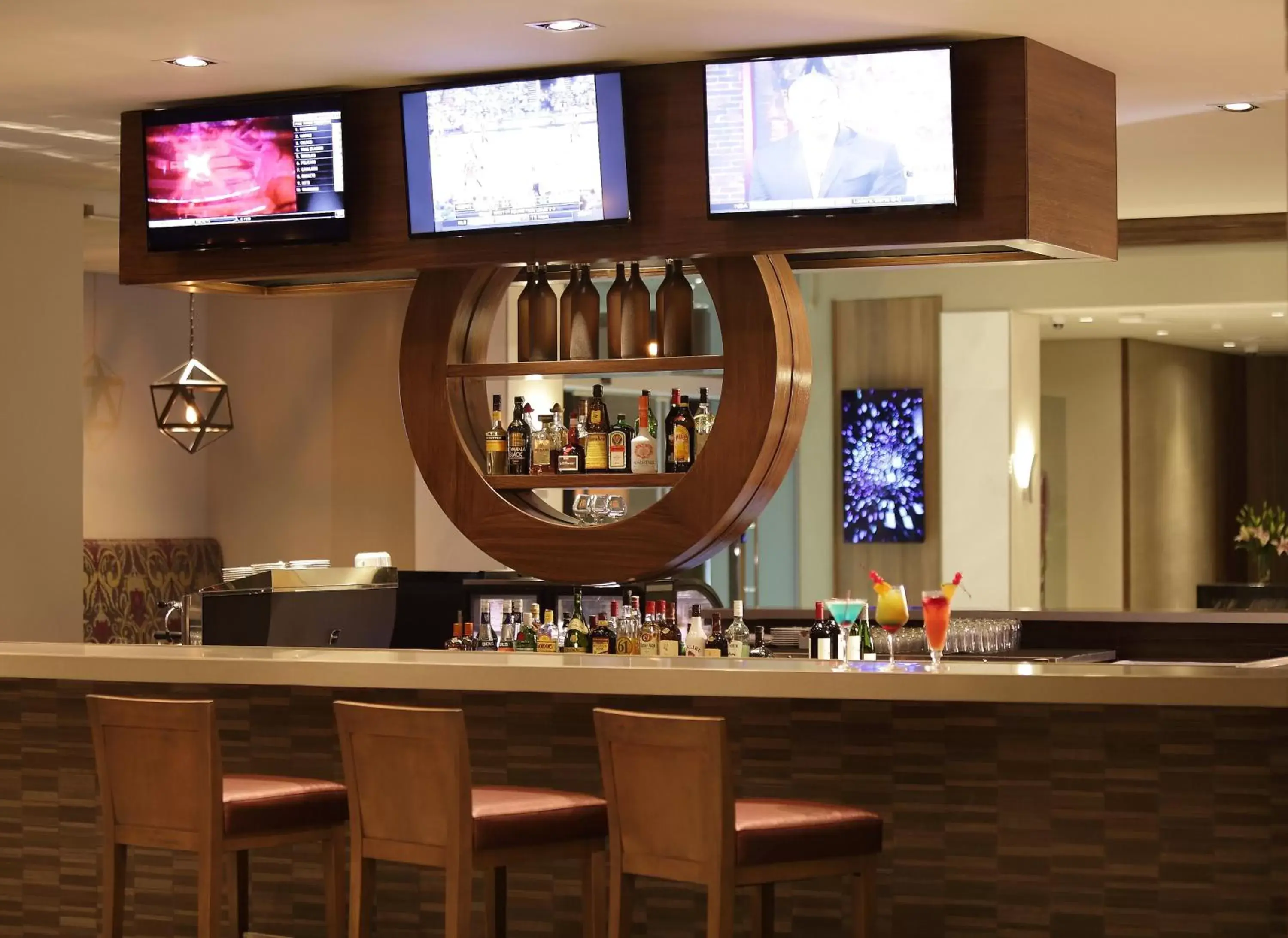 Lounge or bar, Restaurant/Places to Eat in Crowne Plaza Airport, an IHG Hotel