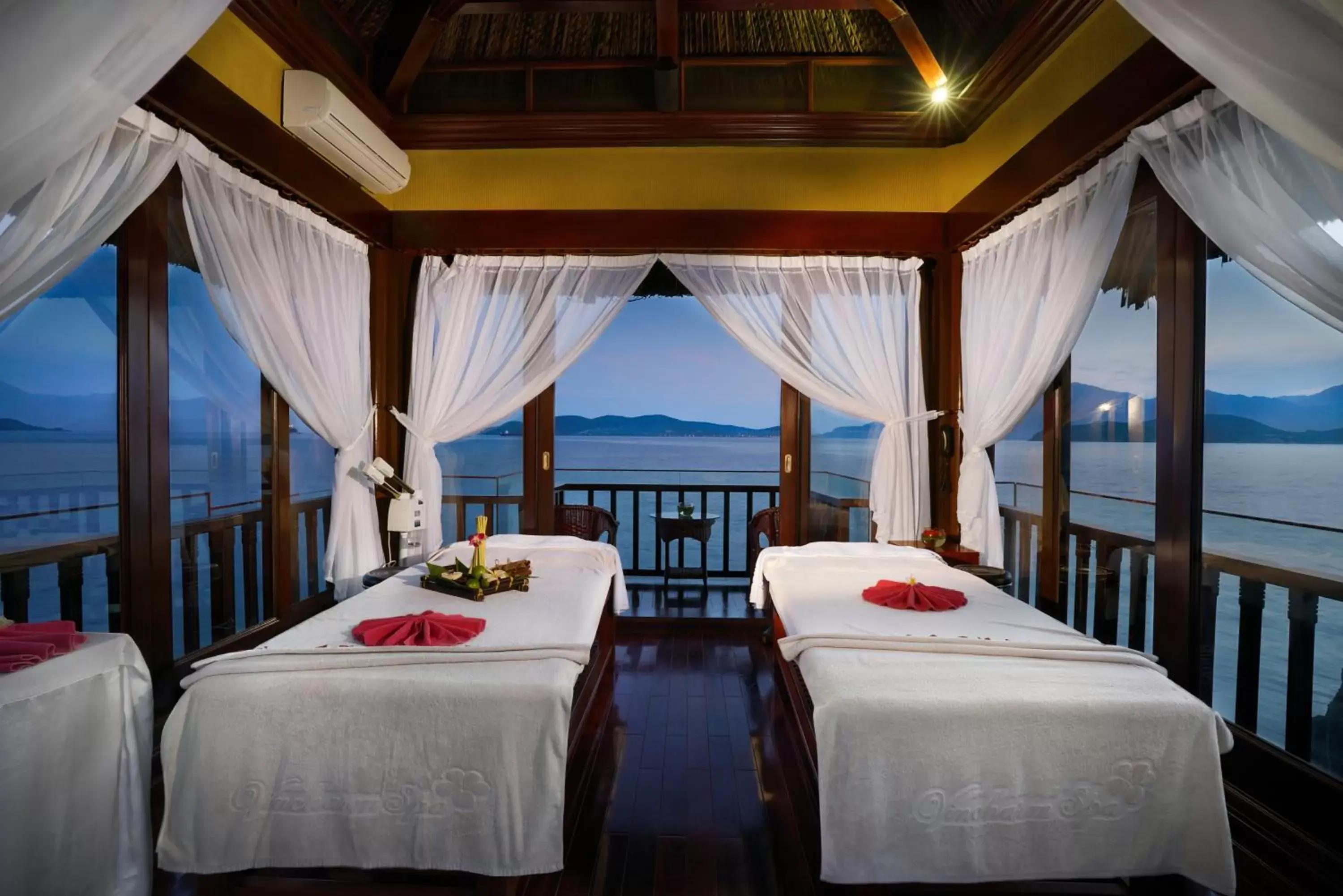 Massage, Bed in Vinpearl Luxury Nha Trang Massage, Bed in Vinpearl Luxury Nha Trang