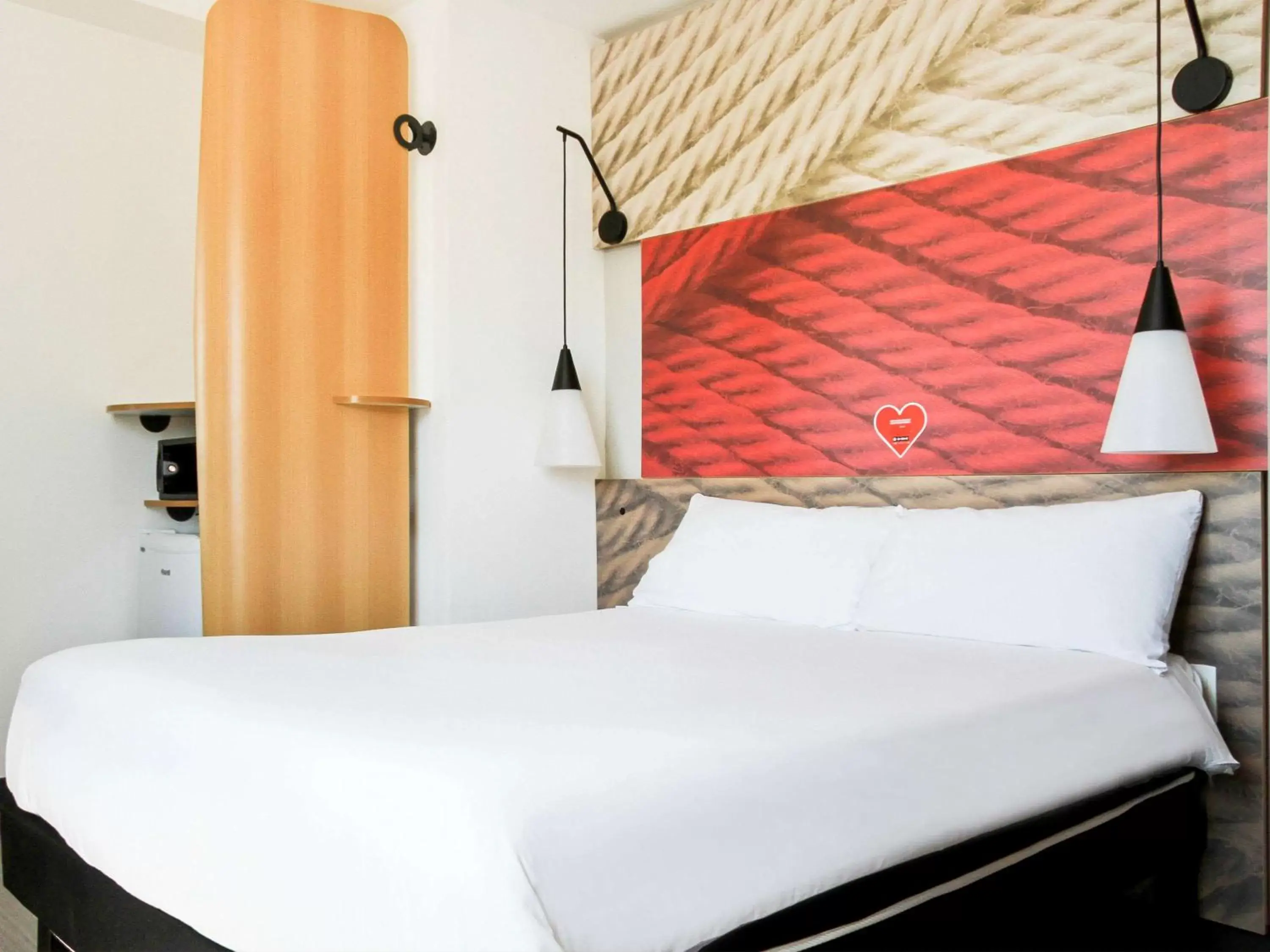 Photo of the whole room, Bed in ibis Osasco