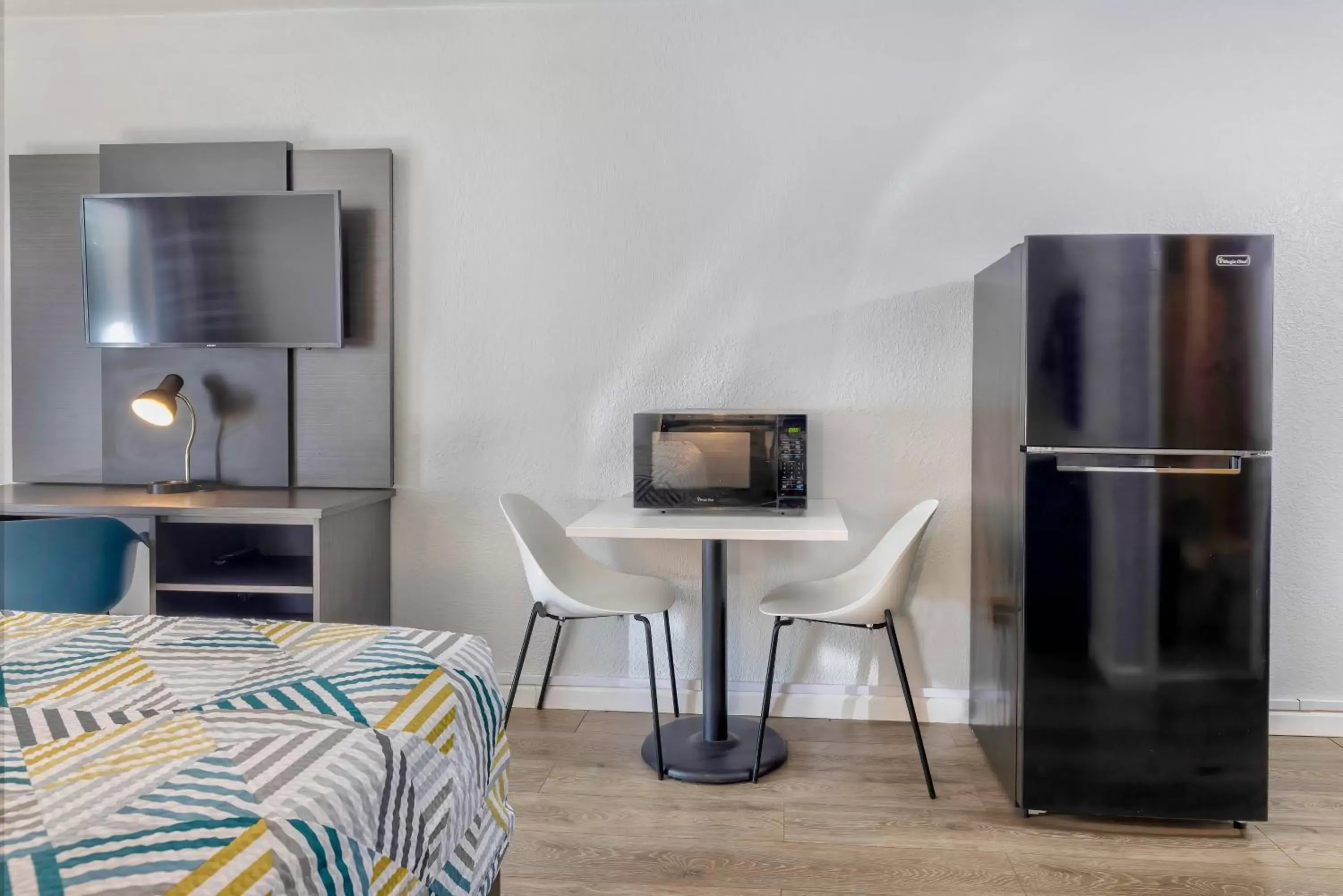 Queen Room - Non-Smoking in Studio 6 Effingham, IL Queen Room - Non-Smoking in Studio 6 Effingham, IL