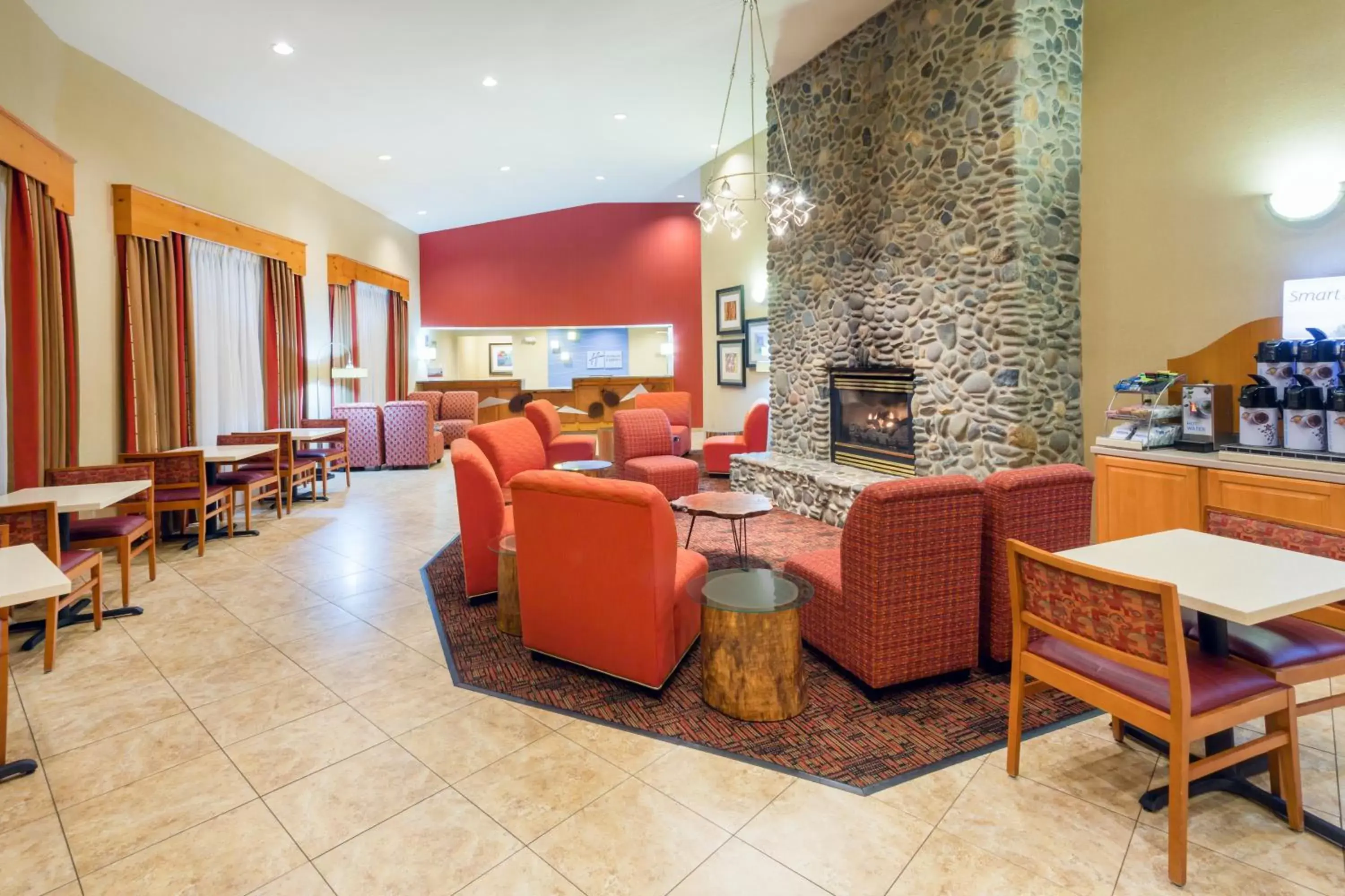 Lobby or reception, Lounge/Bar in Holiday Inn Express Roseburg, an IHG Hotel