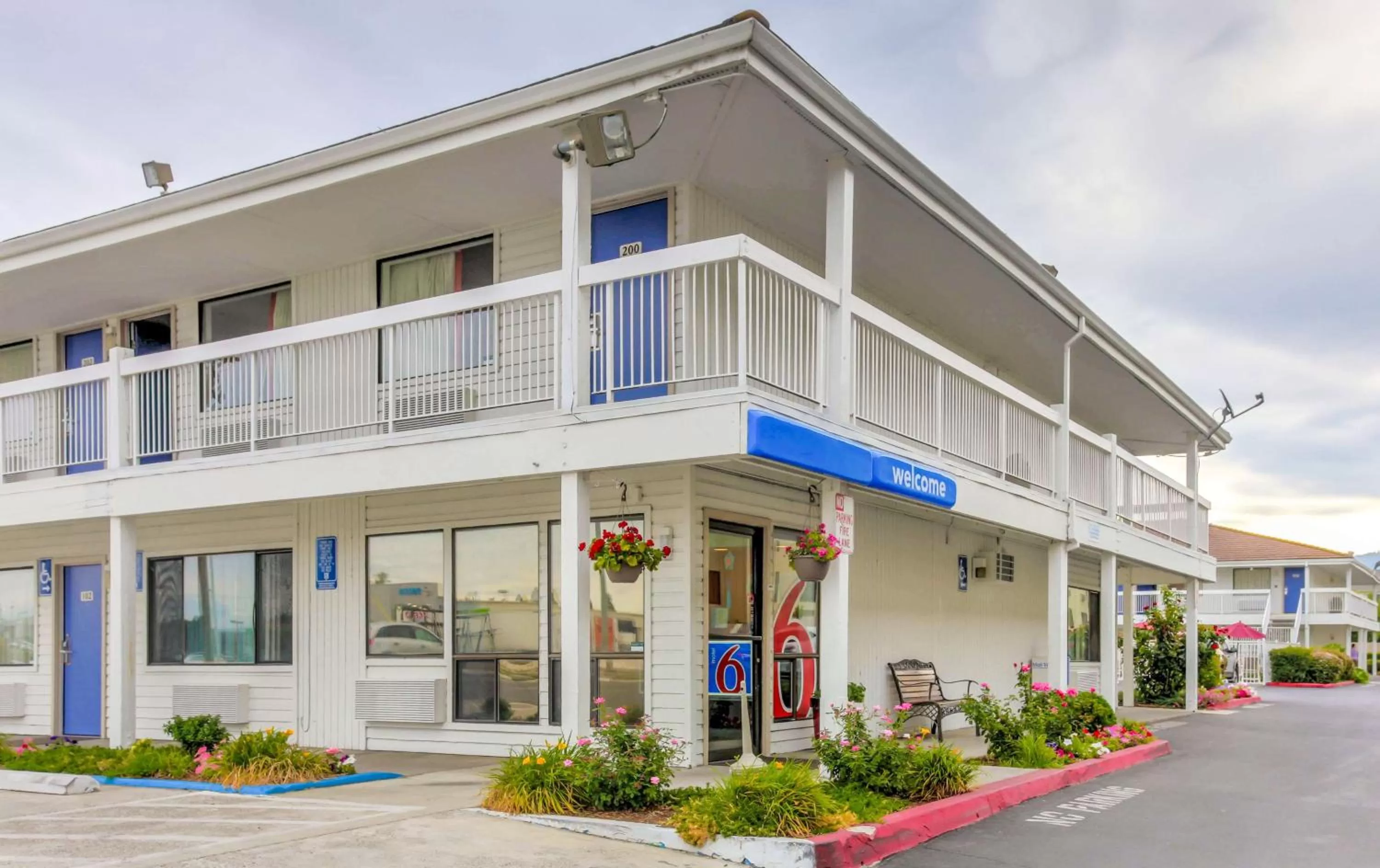 Property building in Motel 6-Medford, OR - North