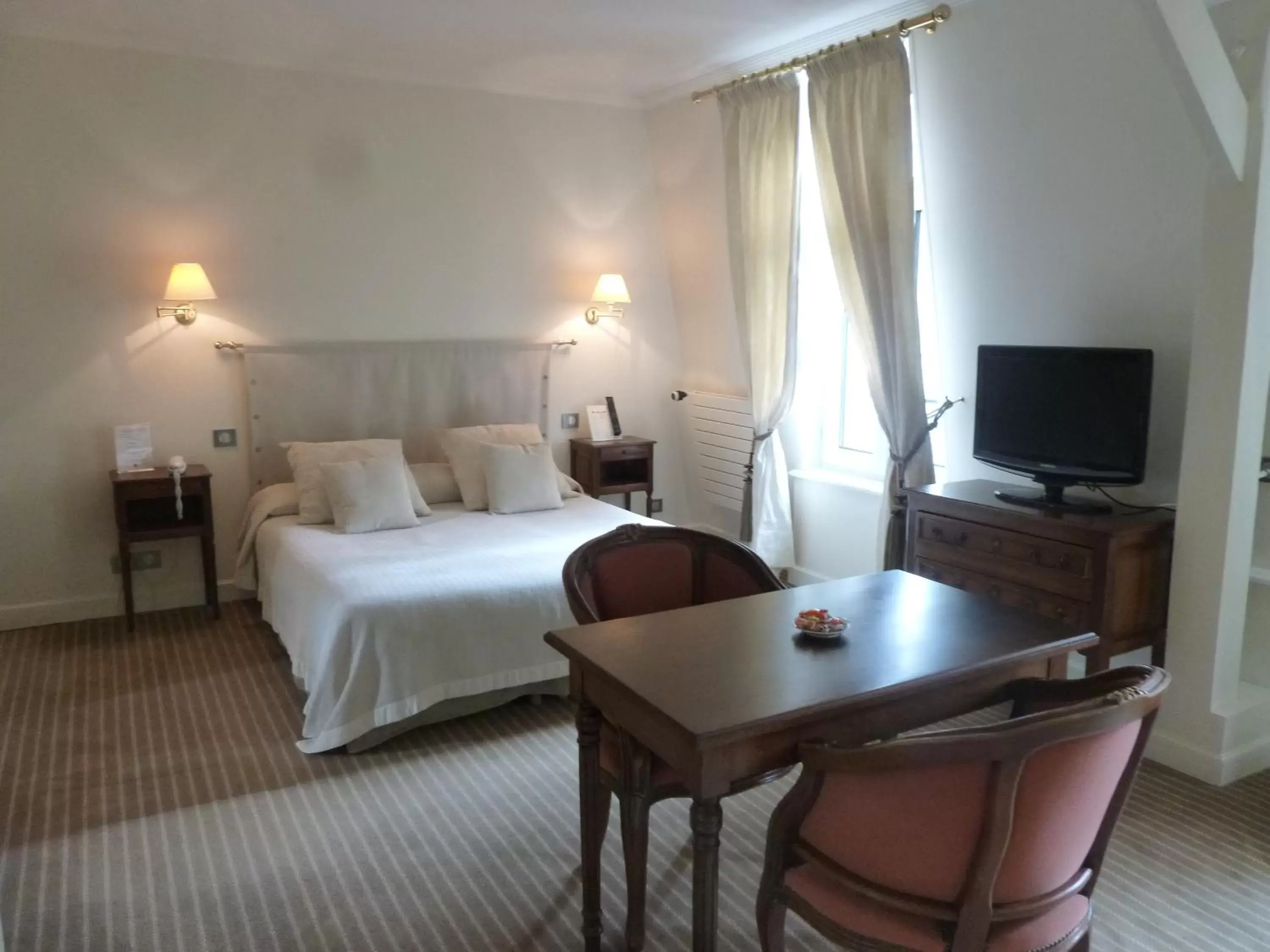 Photo of the whole room, TV/Entertainment Center in Logis Hôtel Le Rivage