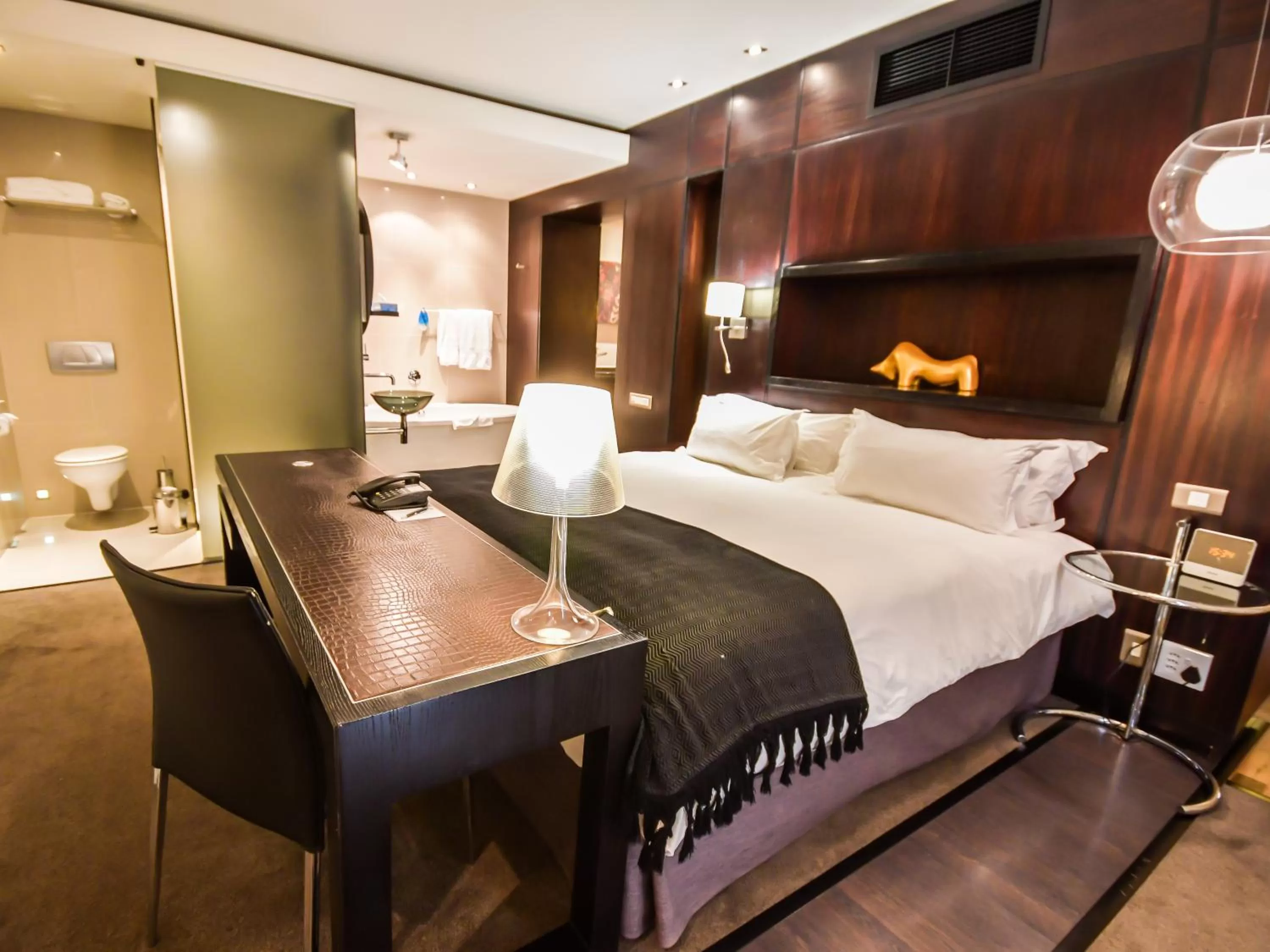 Bedroom, Bed in Colosseum Hotel