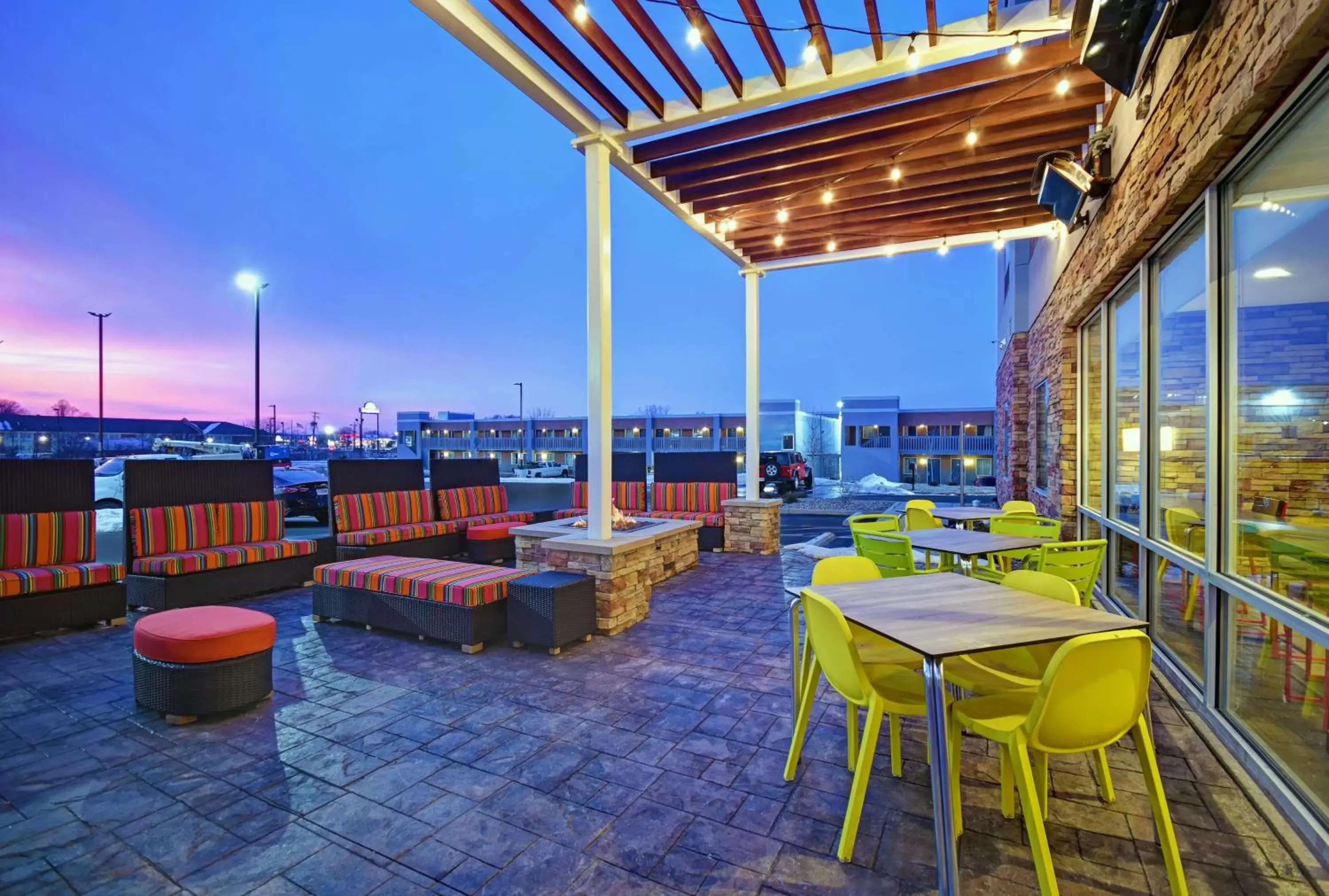 Patio, Restaurant/Places to Eat in Home2 Suites By Hilton Columbus