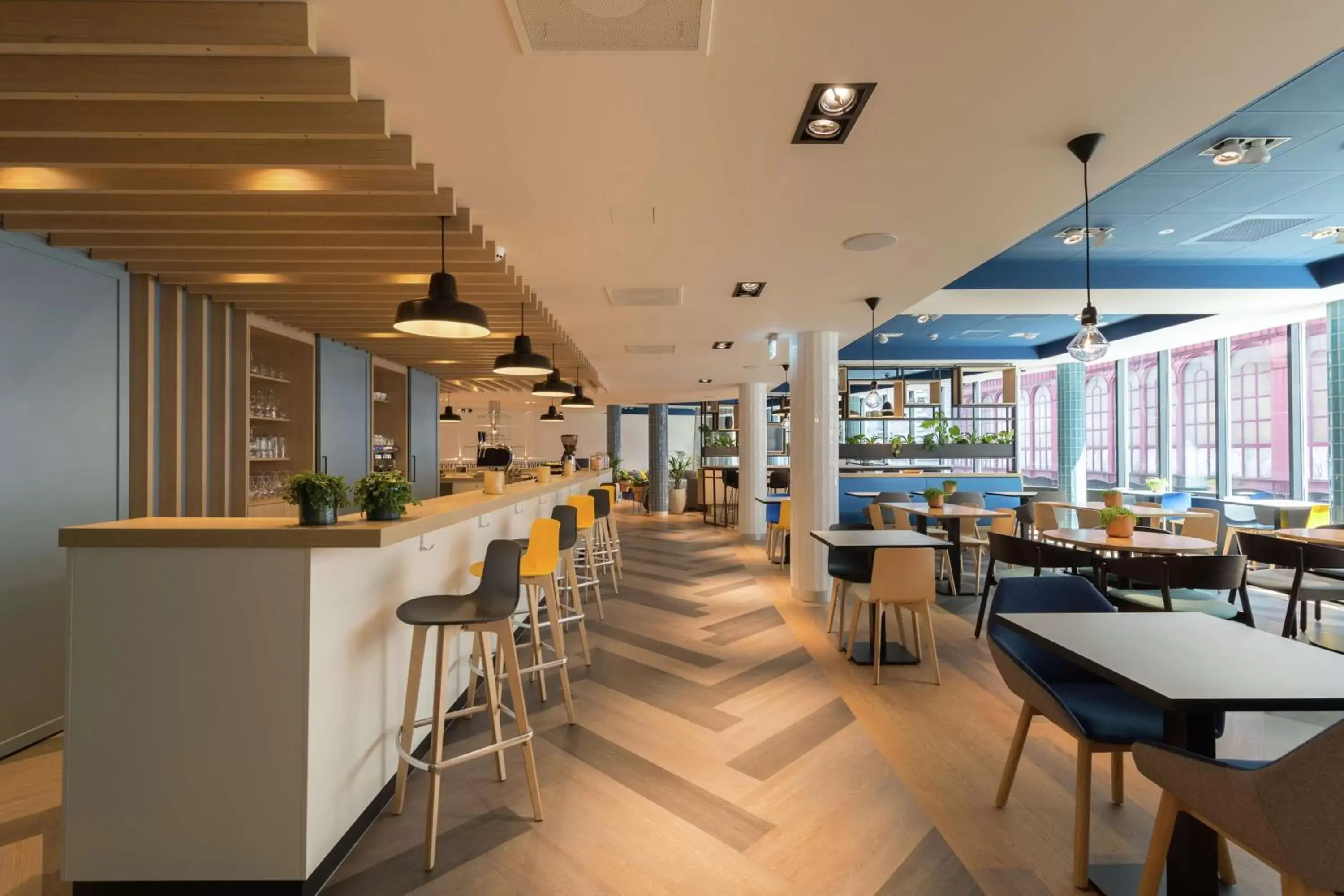 Lounge or bar, Restaurant/Places to Eat in Hampton By Hilton Antwerp Central Station