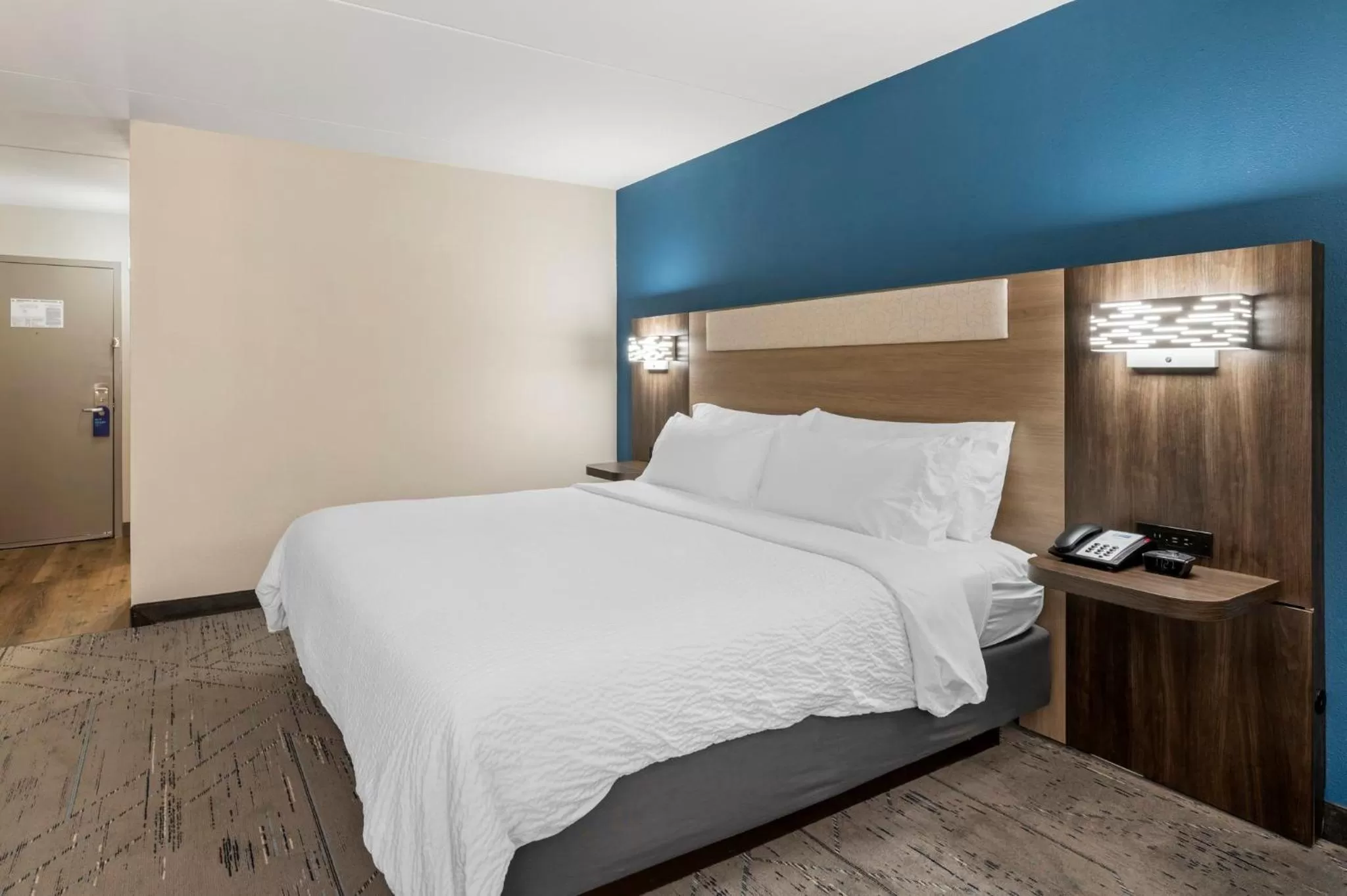 Photo of the whole room, Bed in Holiday Inn Express Greencastle by IHG