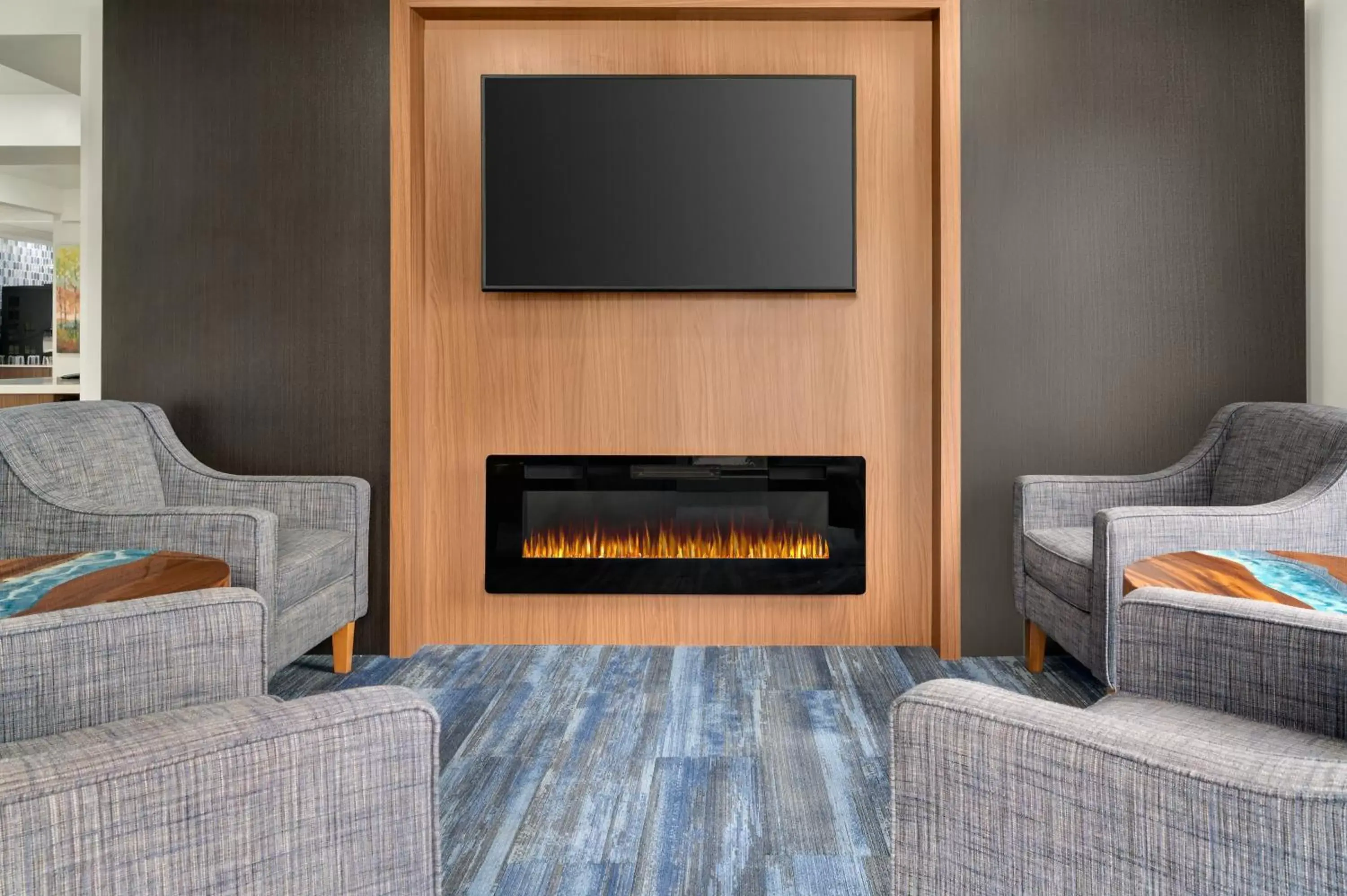 Seating area, TV/Entertainment Center in La Quinta Inn by Wyndham Columbus Airport Area