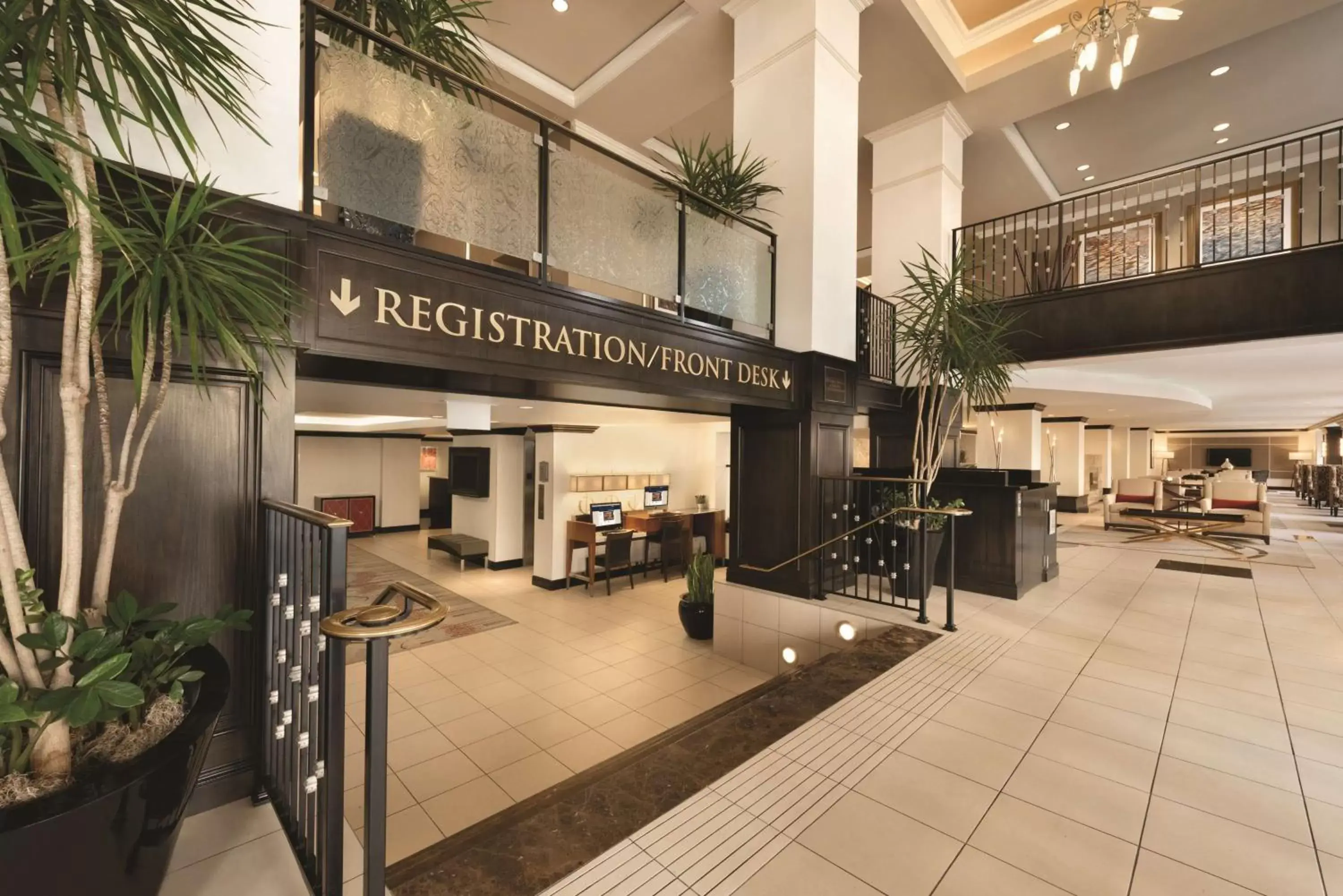 Lobby or reception in Hilton Orrington/Evanston