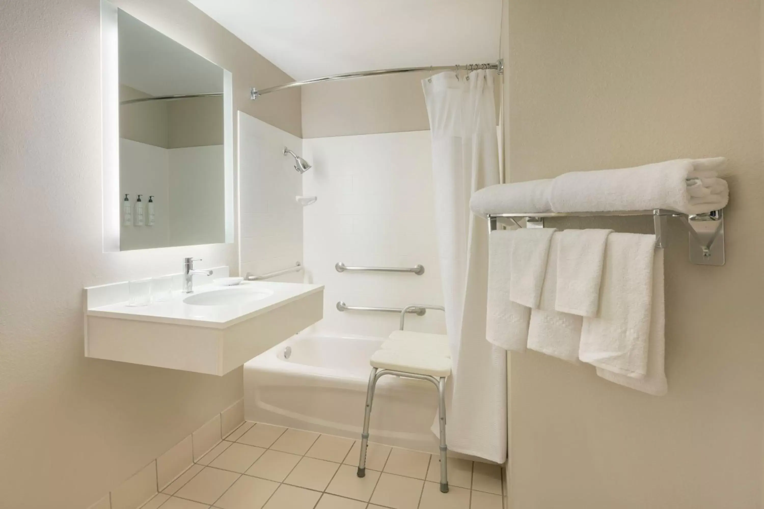 Bathroom in SpringHill Suites by Marriott Newark International Airport