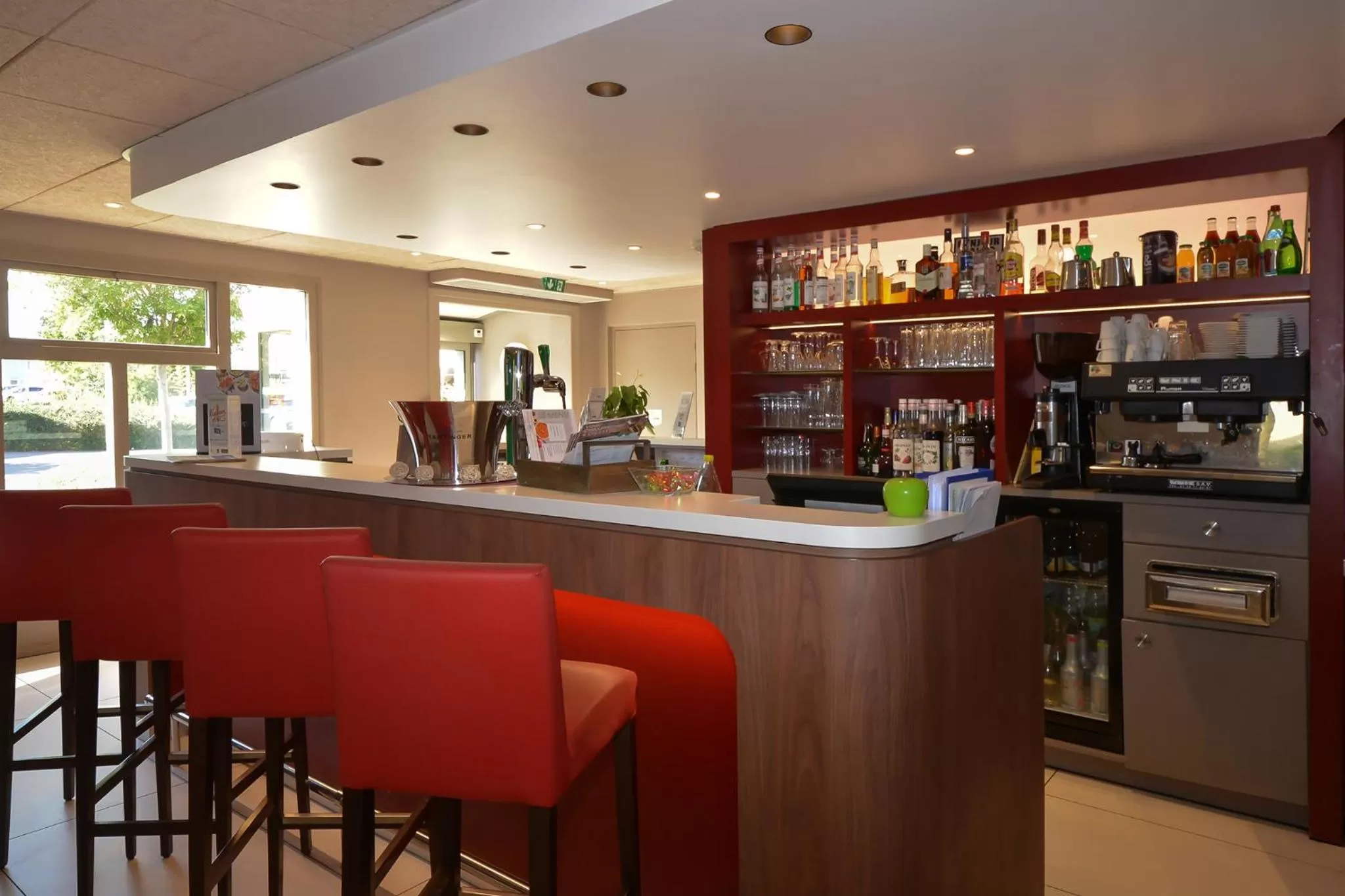 Lounge or bar in Campanile Reims Sud Bezannes