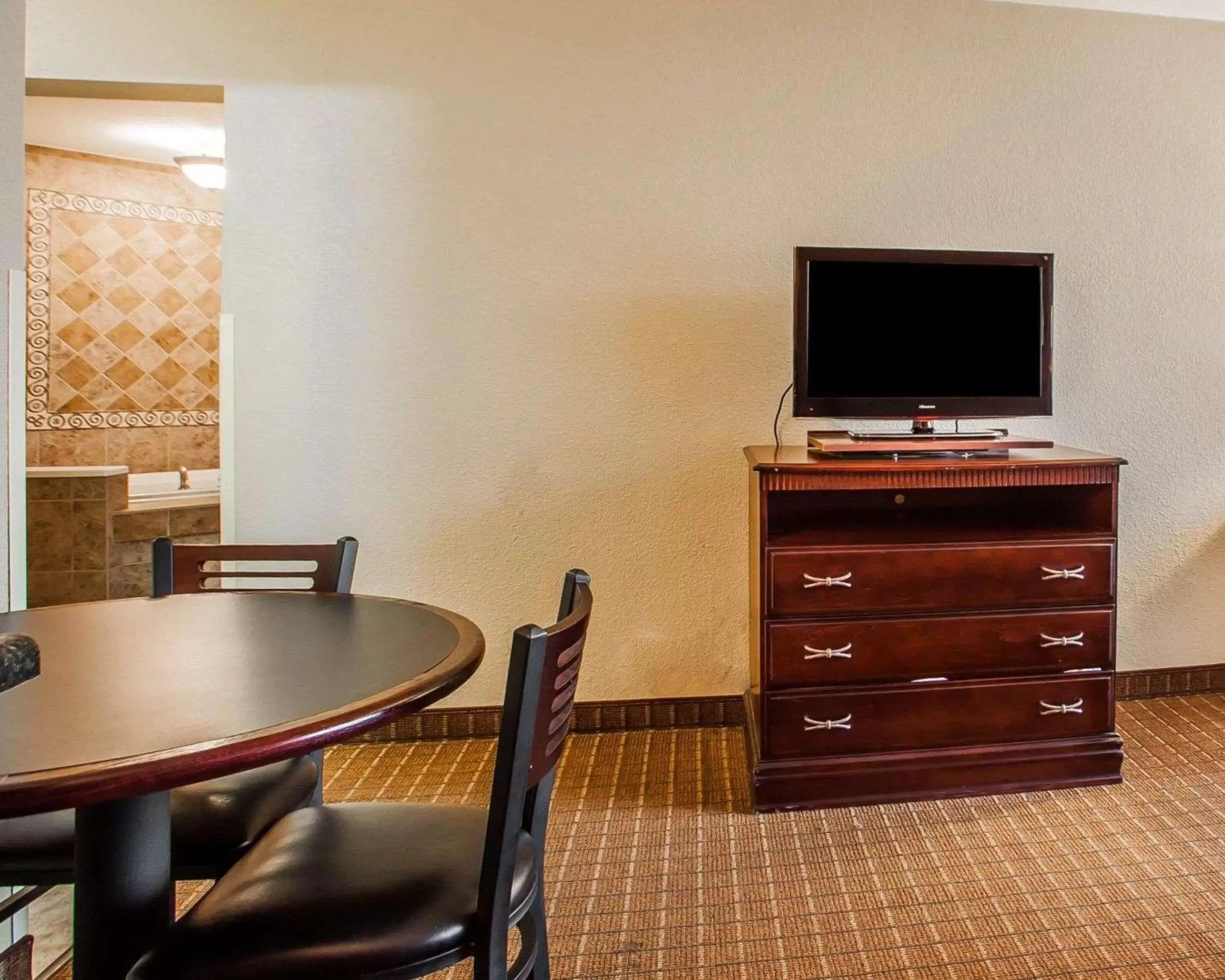 Bedroom, TV/Entertainment Center in Quality Inn Fort Dodge