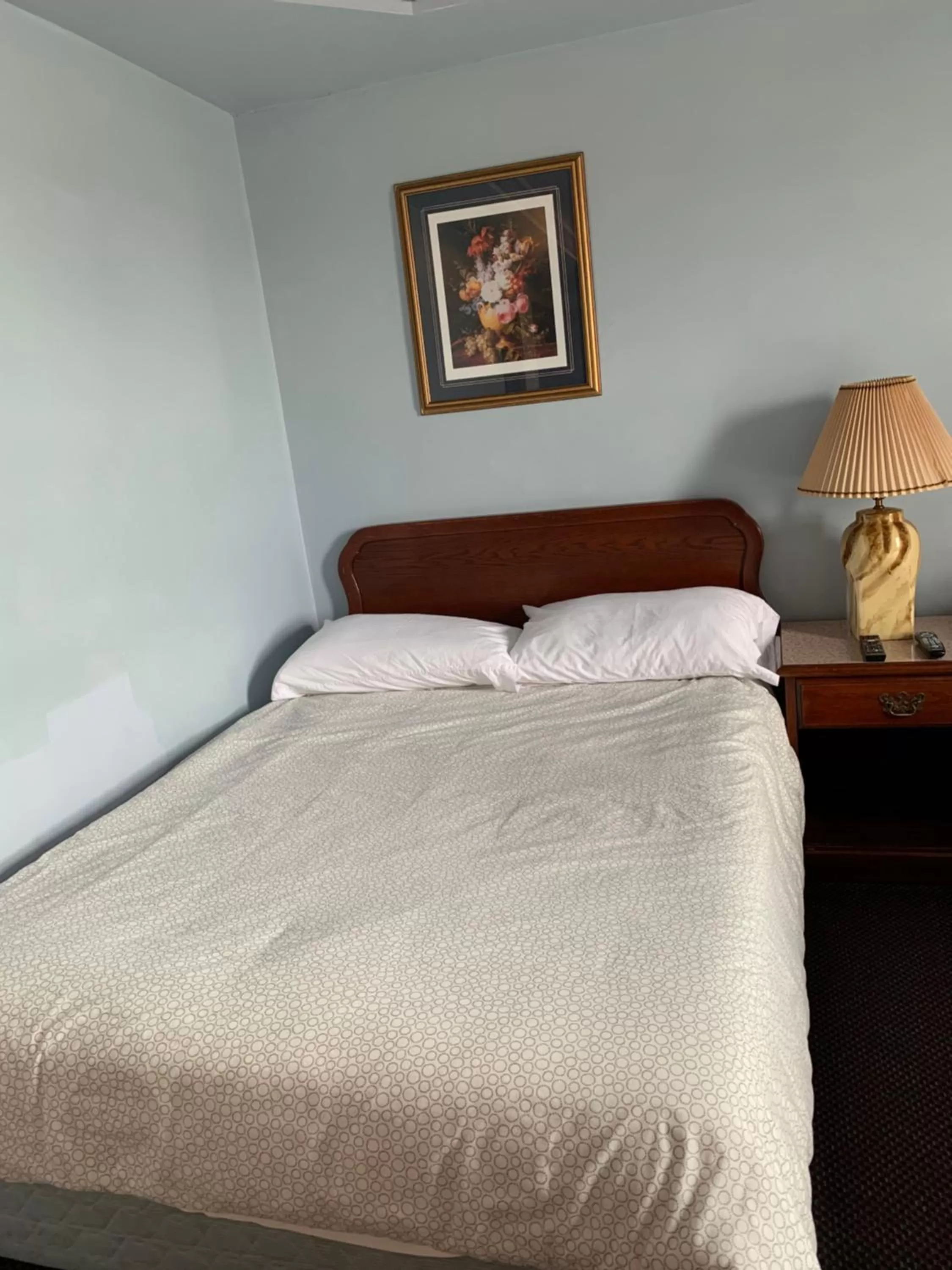 Bed in Lakeview Hotel