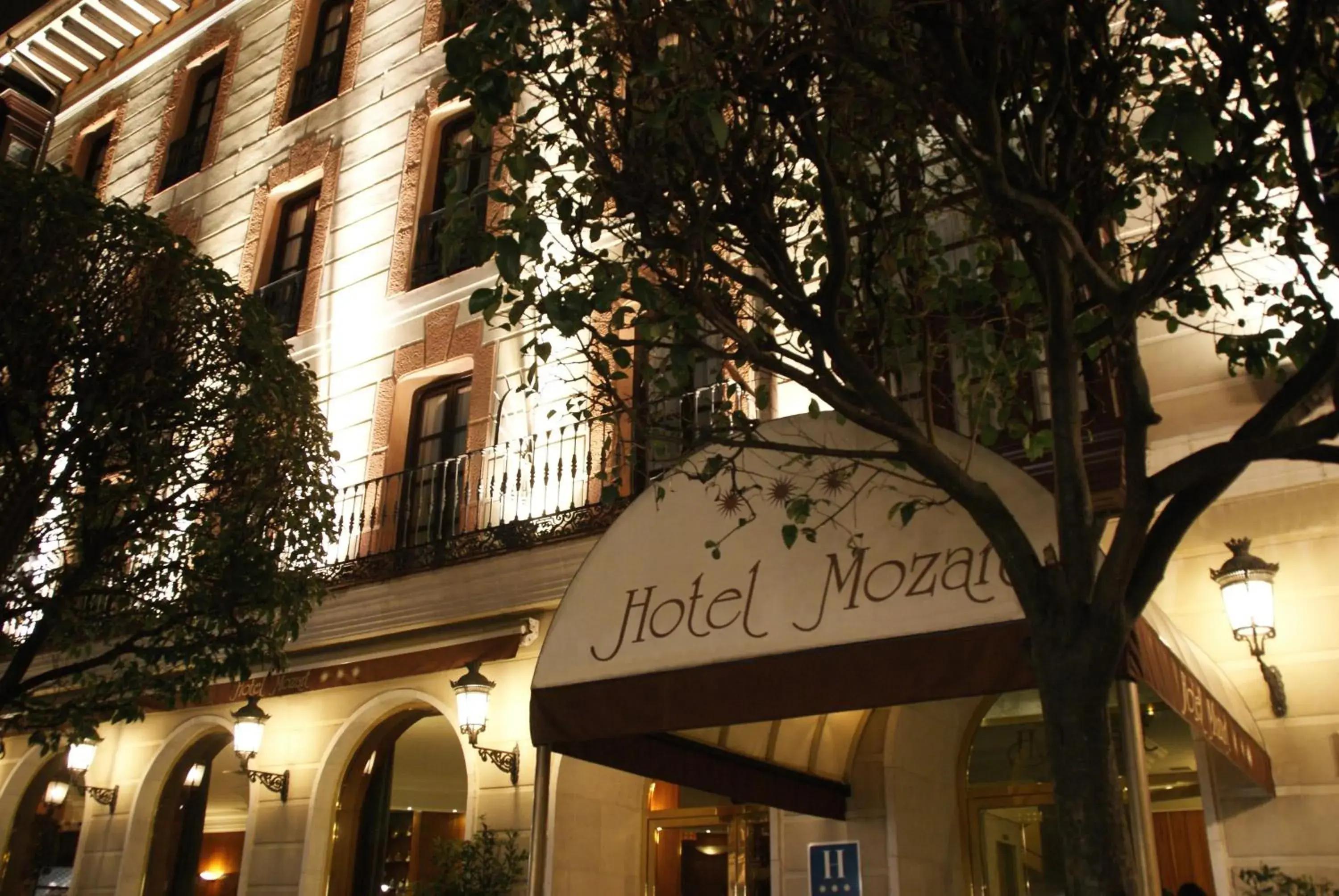 Facade/entrance, Property Building in Hotel Mozart