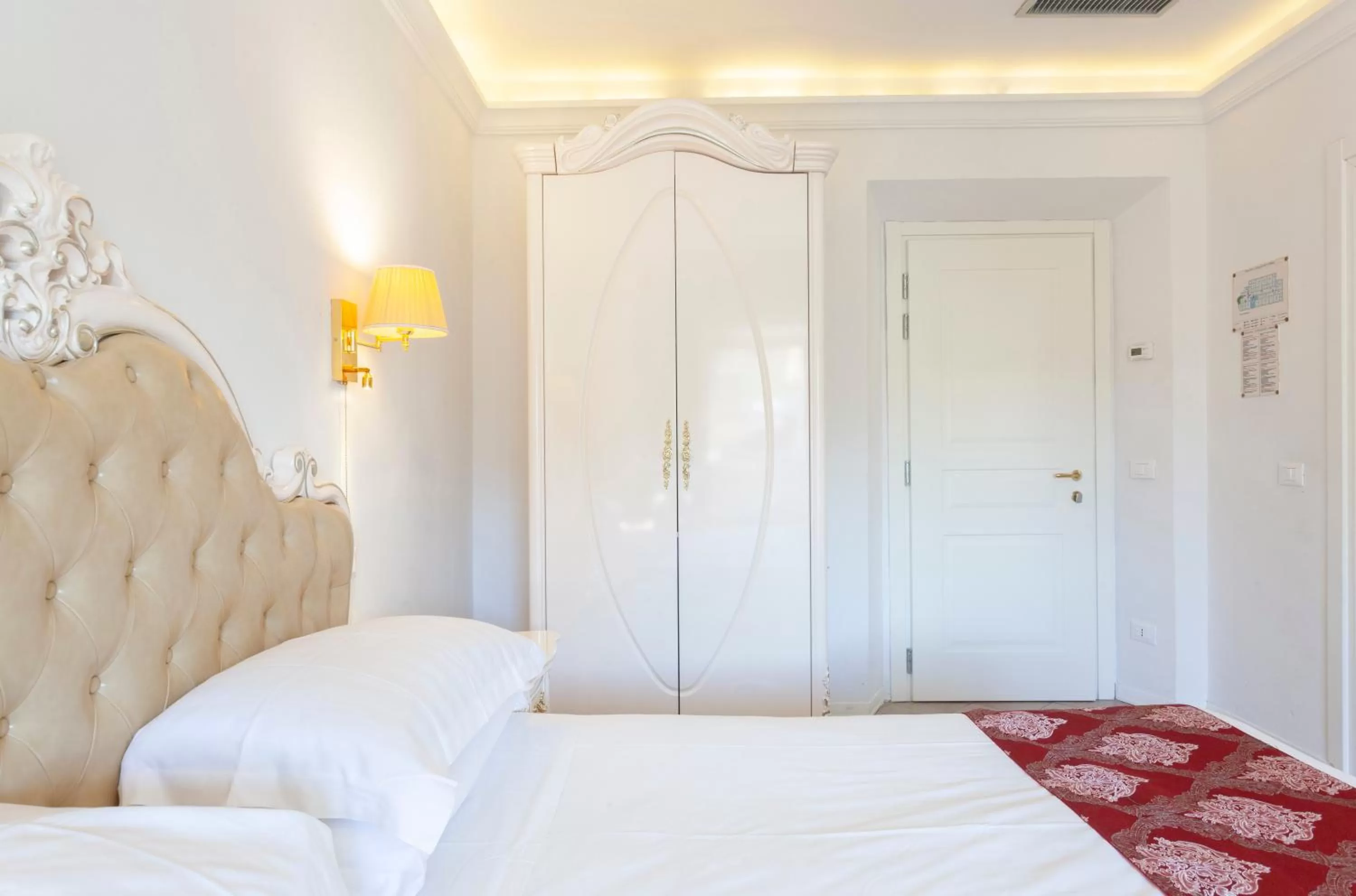 Photo of the whole room, Bed in Villa Royal