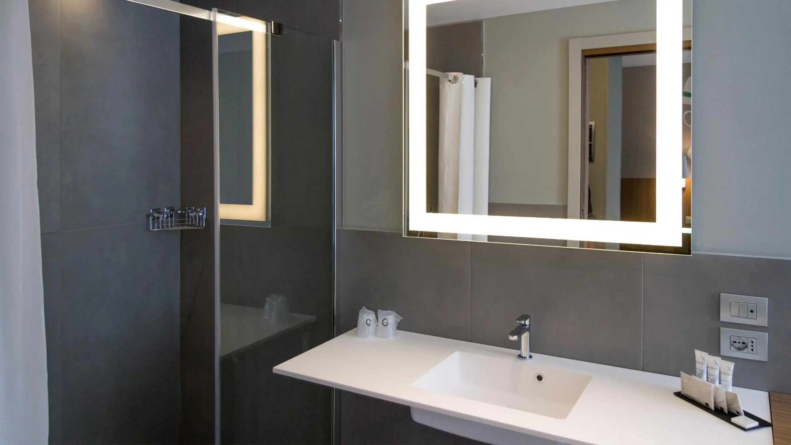 Shower in G Hotel Pescara