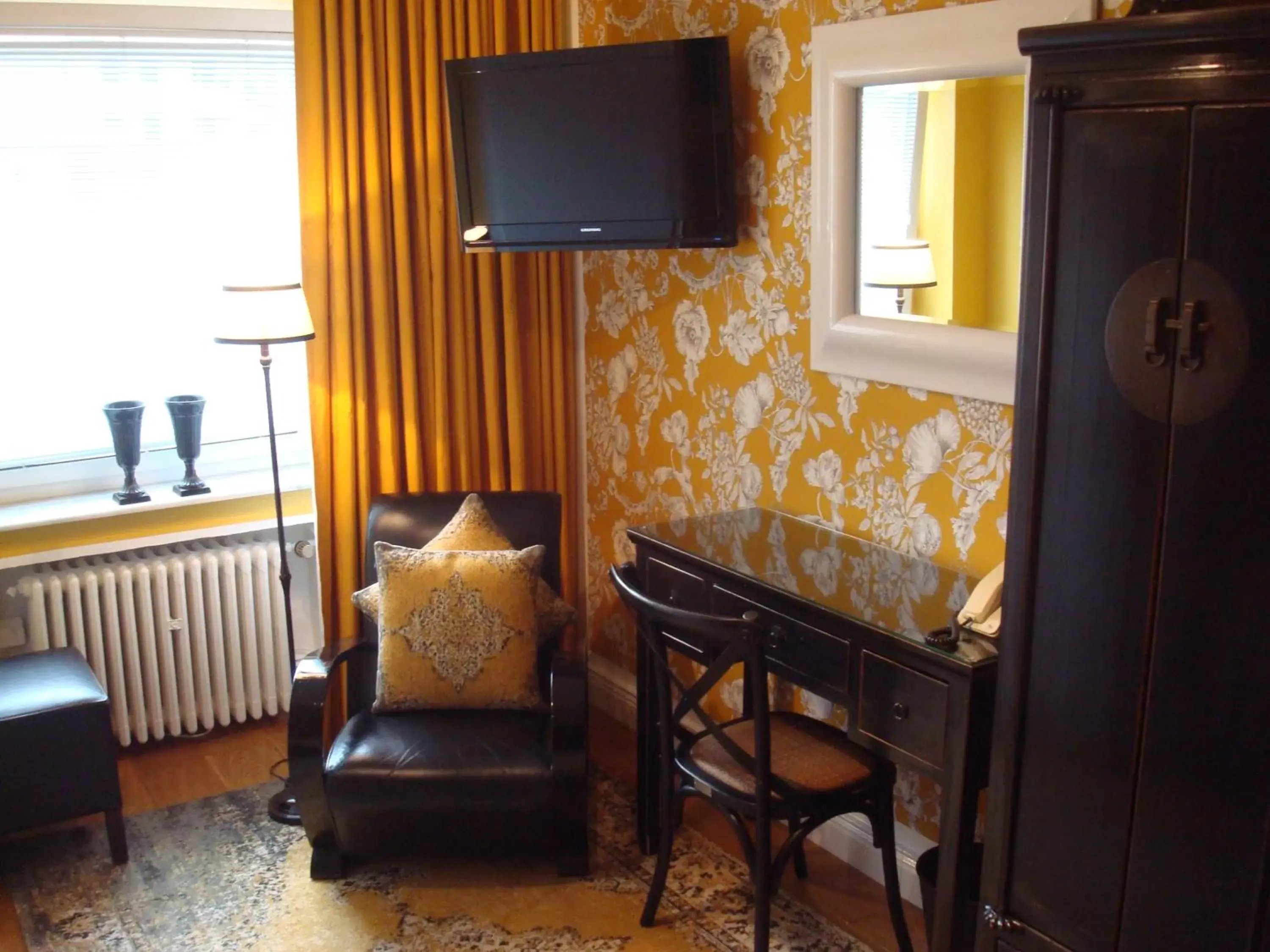 Photo of the whole room, TV/Entertainment Center in Hotel Sir & Lady Astor