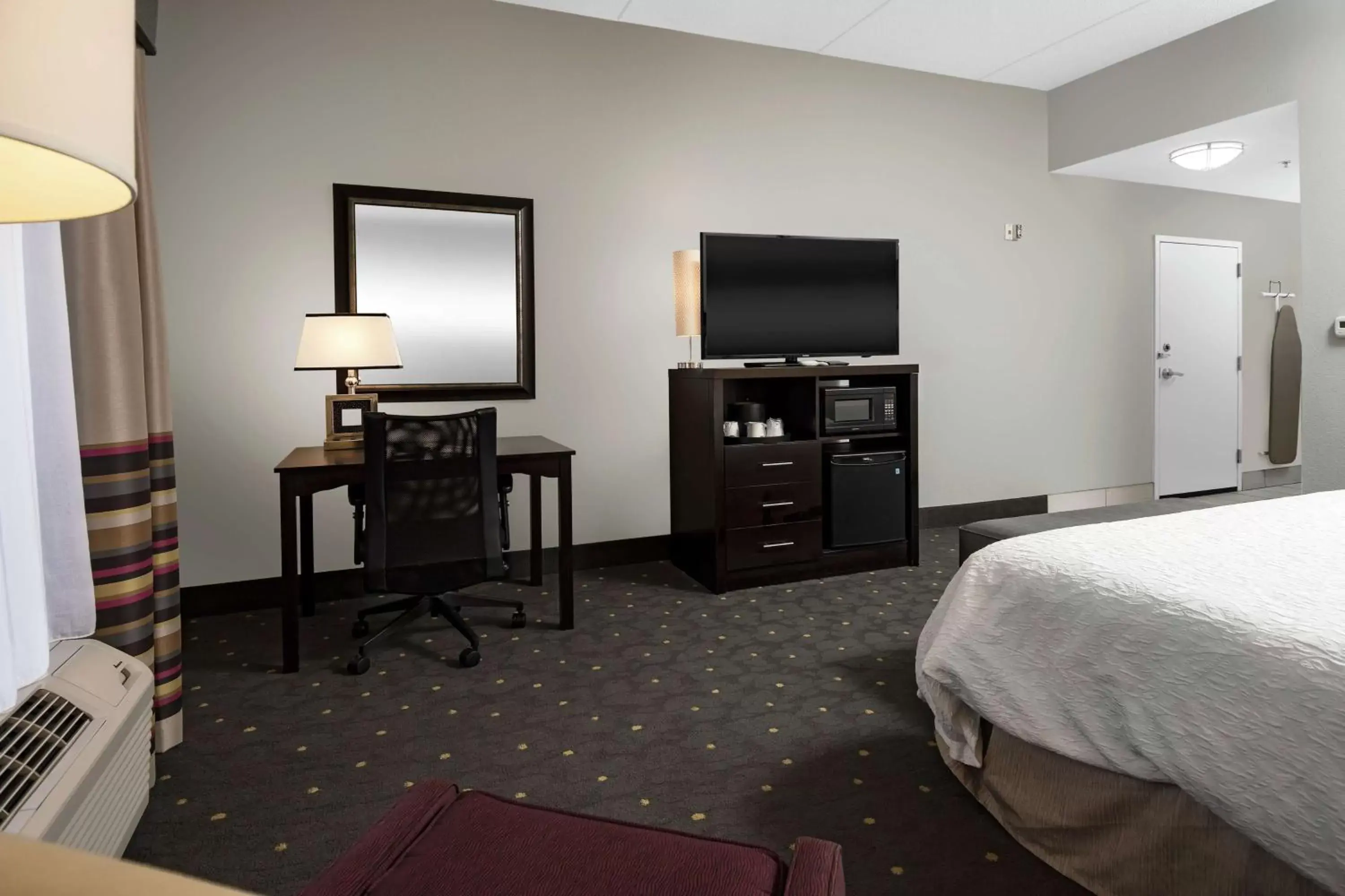 Bedroom, TV/Entertainment Center in Hampton Inn & Suites - Raleigh Downtown