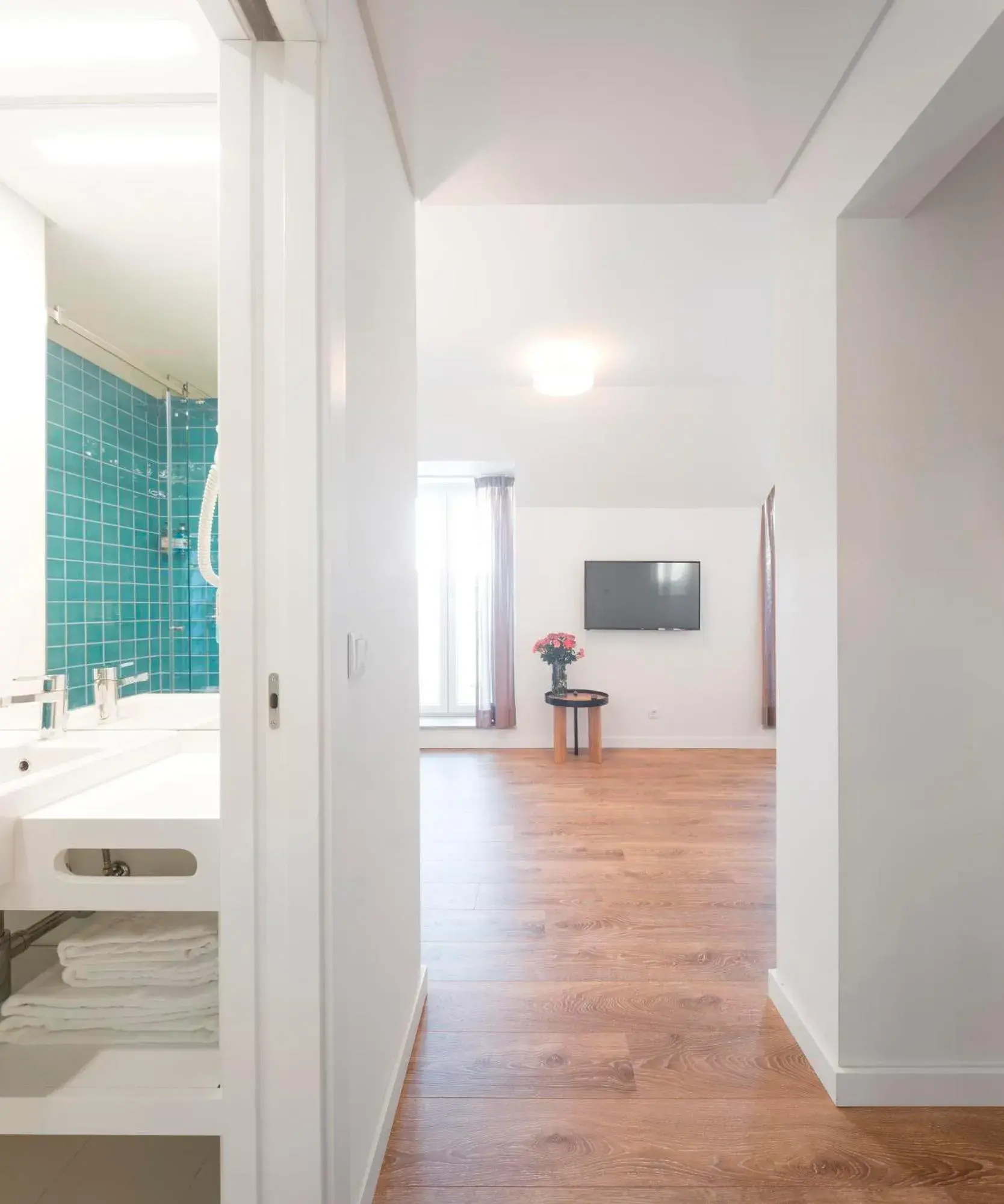Bathroom, TV/Entertainment Center in Lisbon Serviced Apartments - Avenida