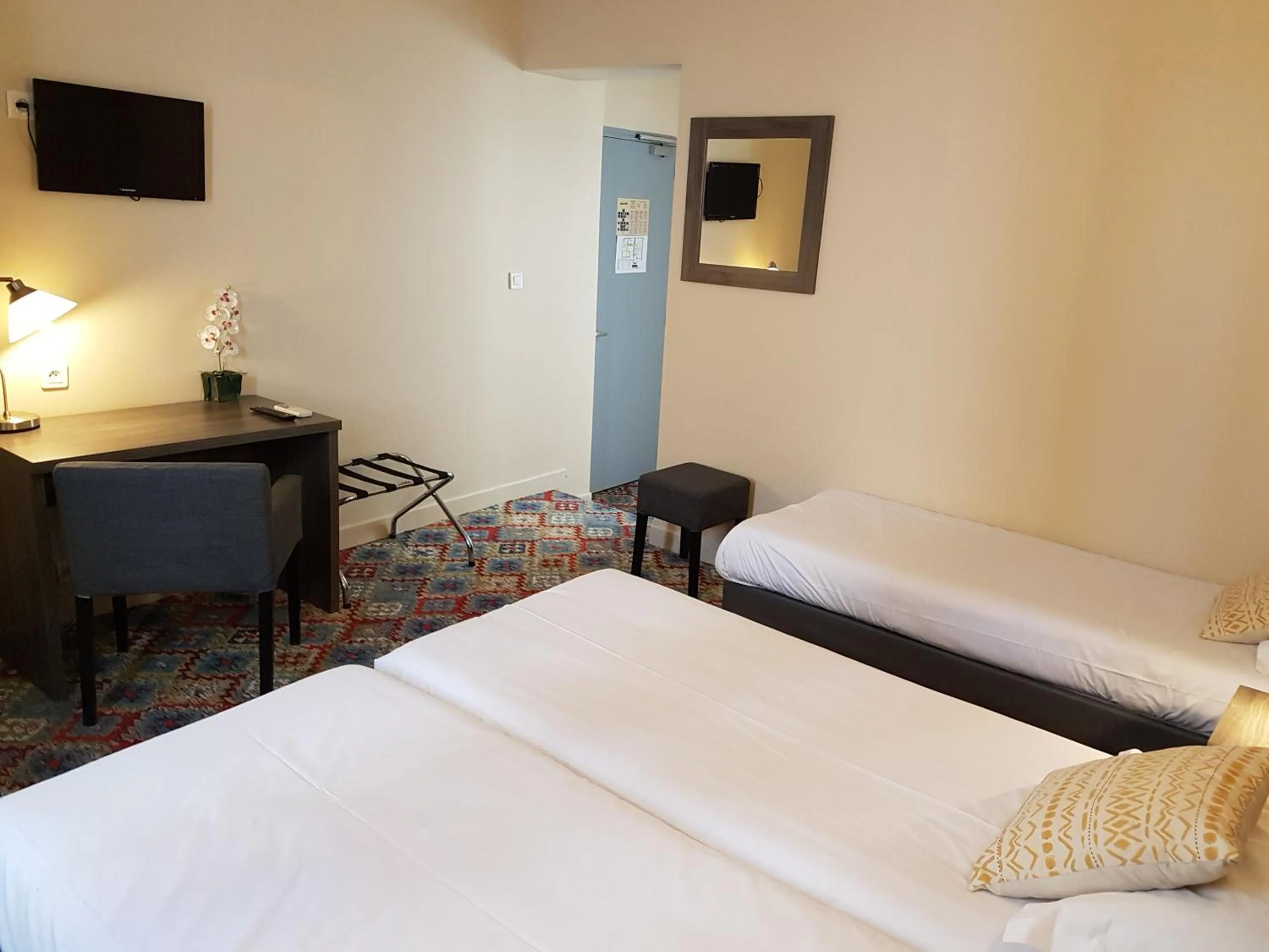 Bed in The Originals Boutique, Hôtel Danieli, Avignon