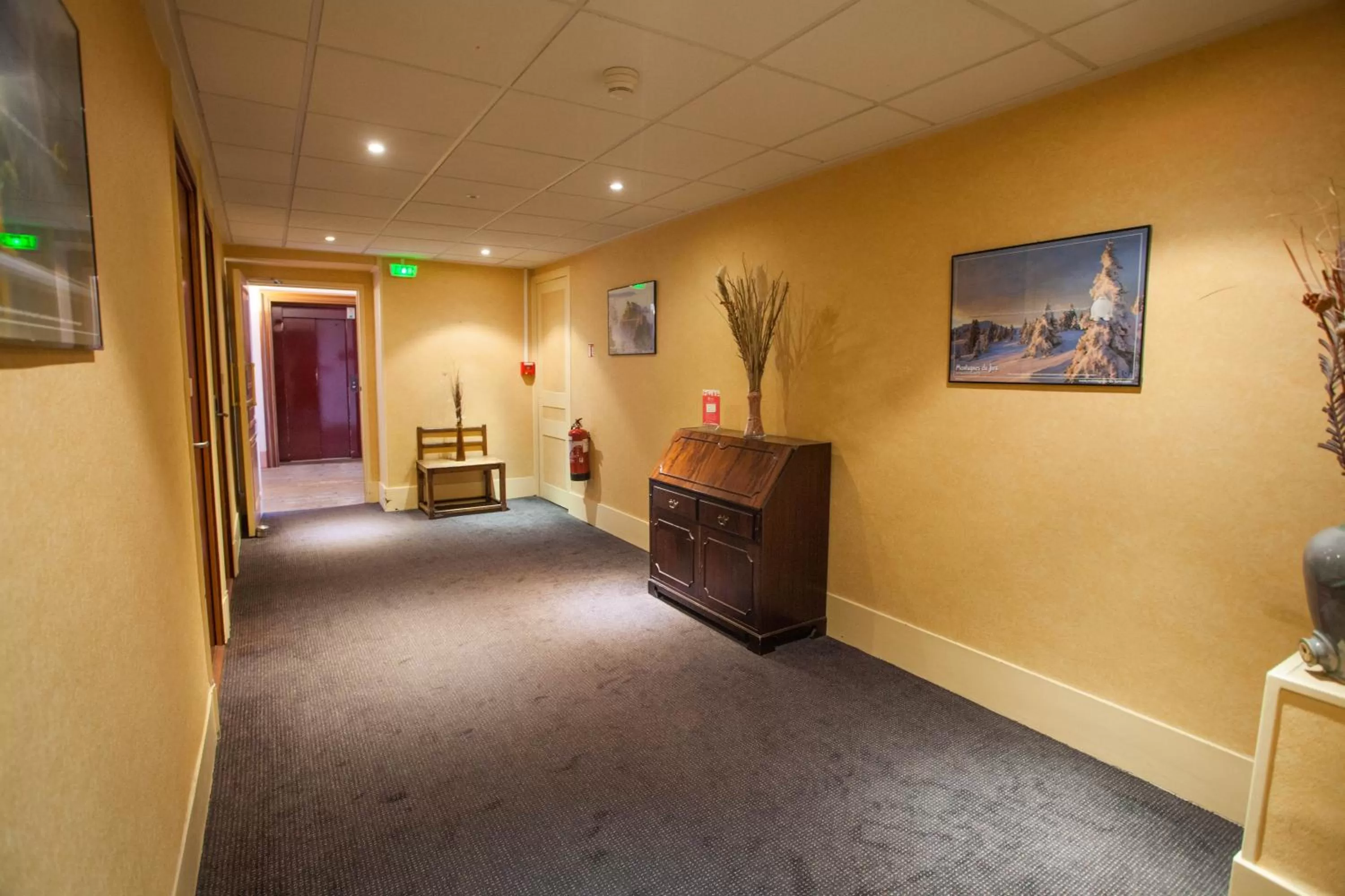 Property building in Hôtel Terminus - Pizzeria Pizz'a gogo - salle de sport - face à la gare