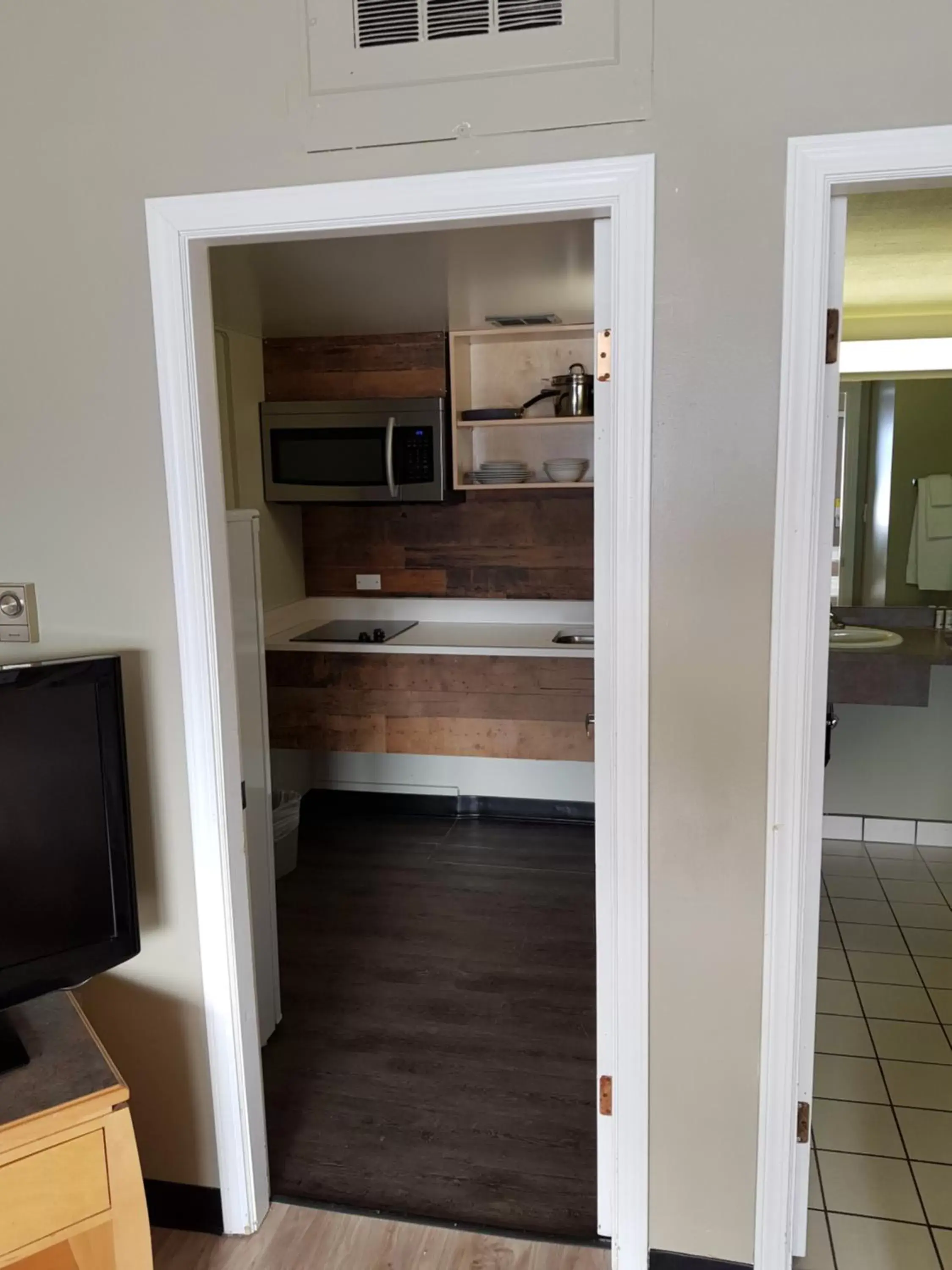 Kitchen or kitchenette in Days Inn by Wyndham Golden