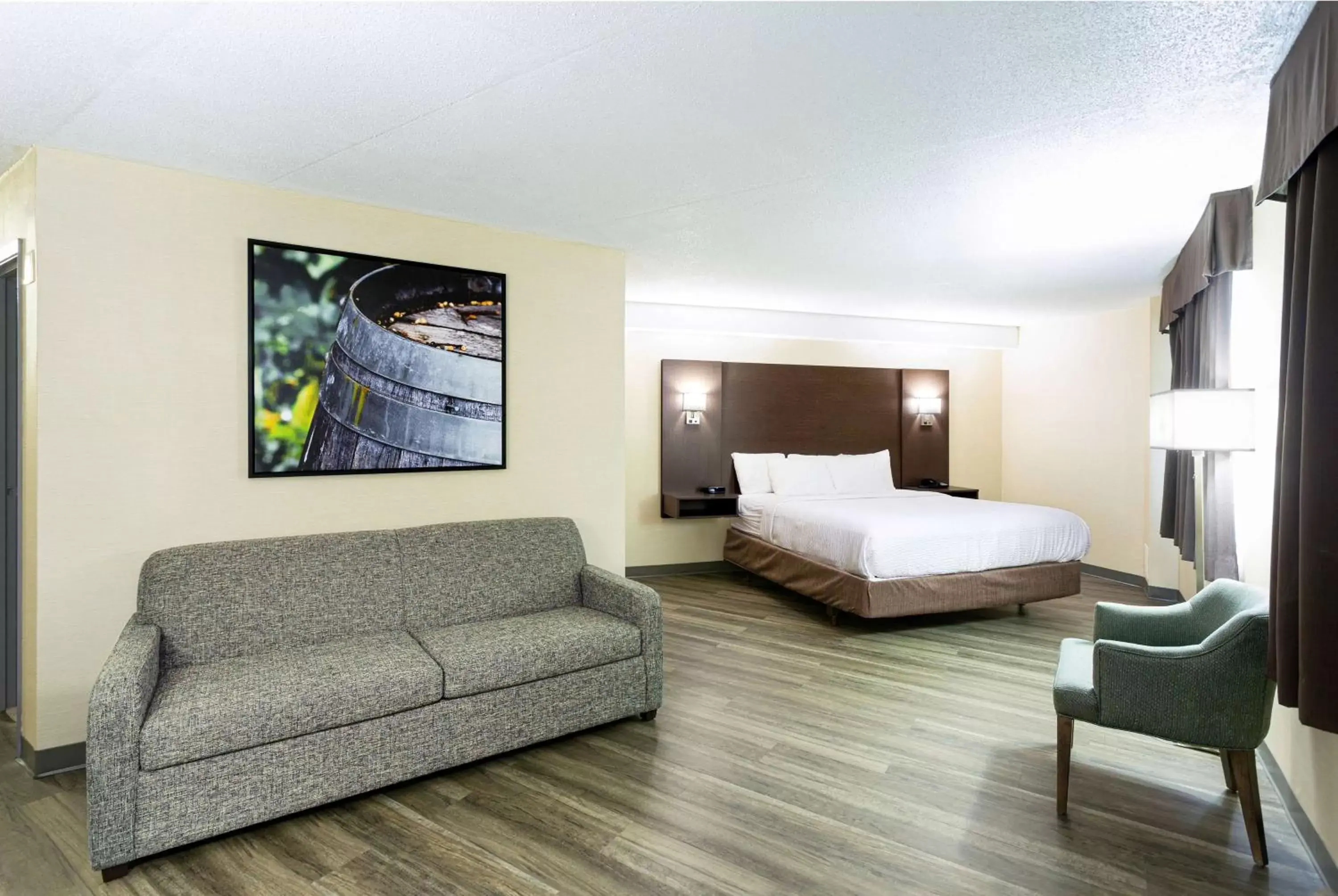 Bed, Seating Area in Days Inn by Wyndham Fallsview